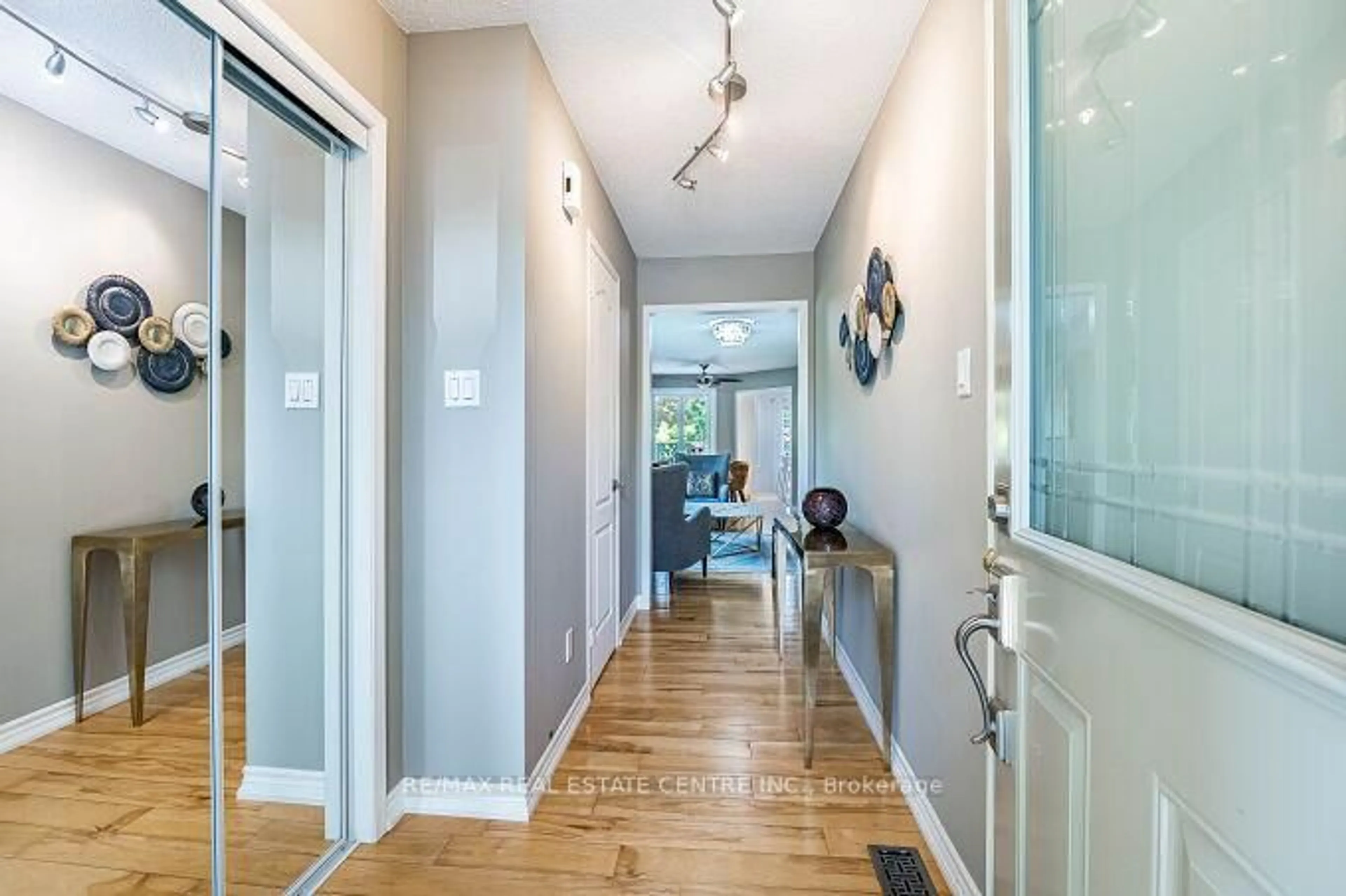 Indoor entryway for 1126 Westview Terr, Oakville Ontario L6M 3M1