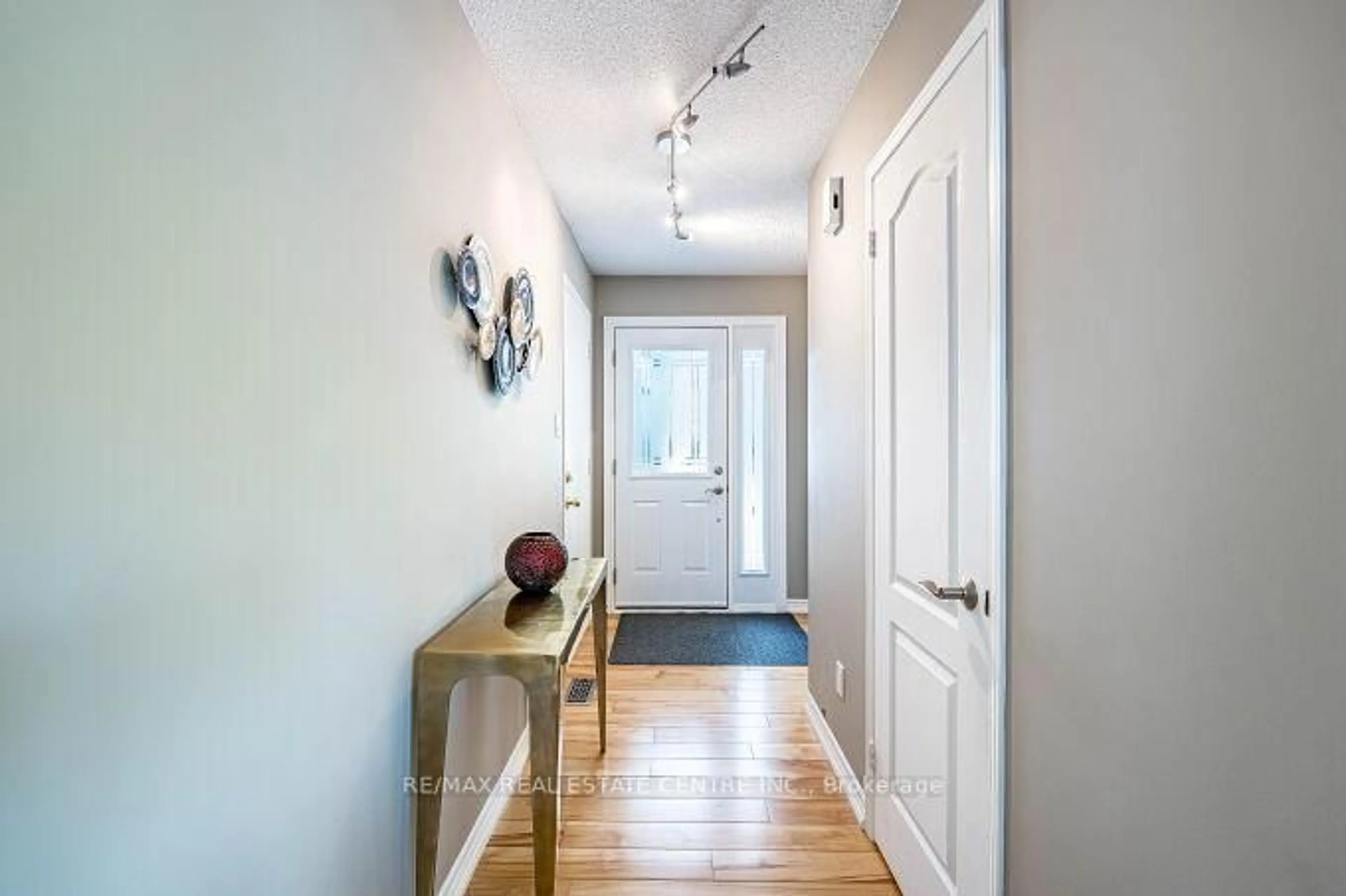 Indoor entryway for 1126 Westview Terr, Oakville Ontario L6M 3M1
