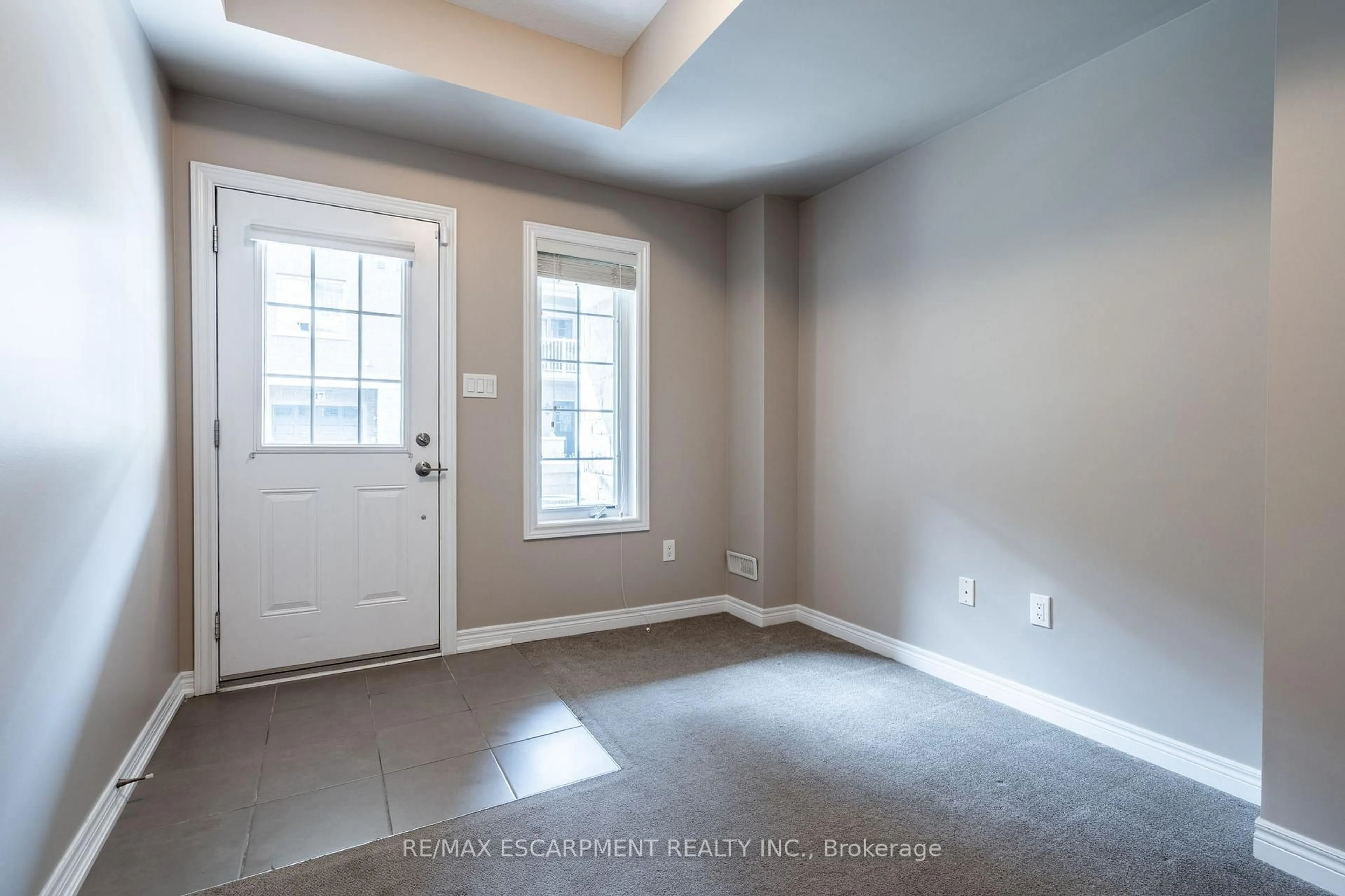 Indoor entryway for 2086 Ghent Ave #41, Burlington Ontario L7R 0E1