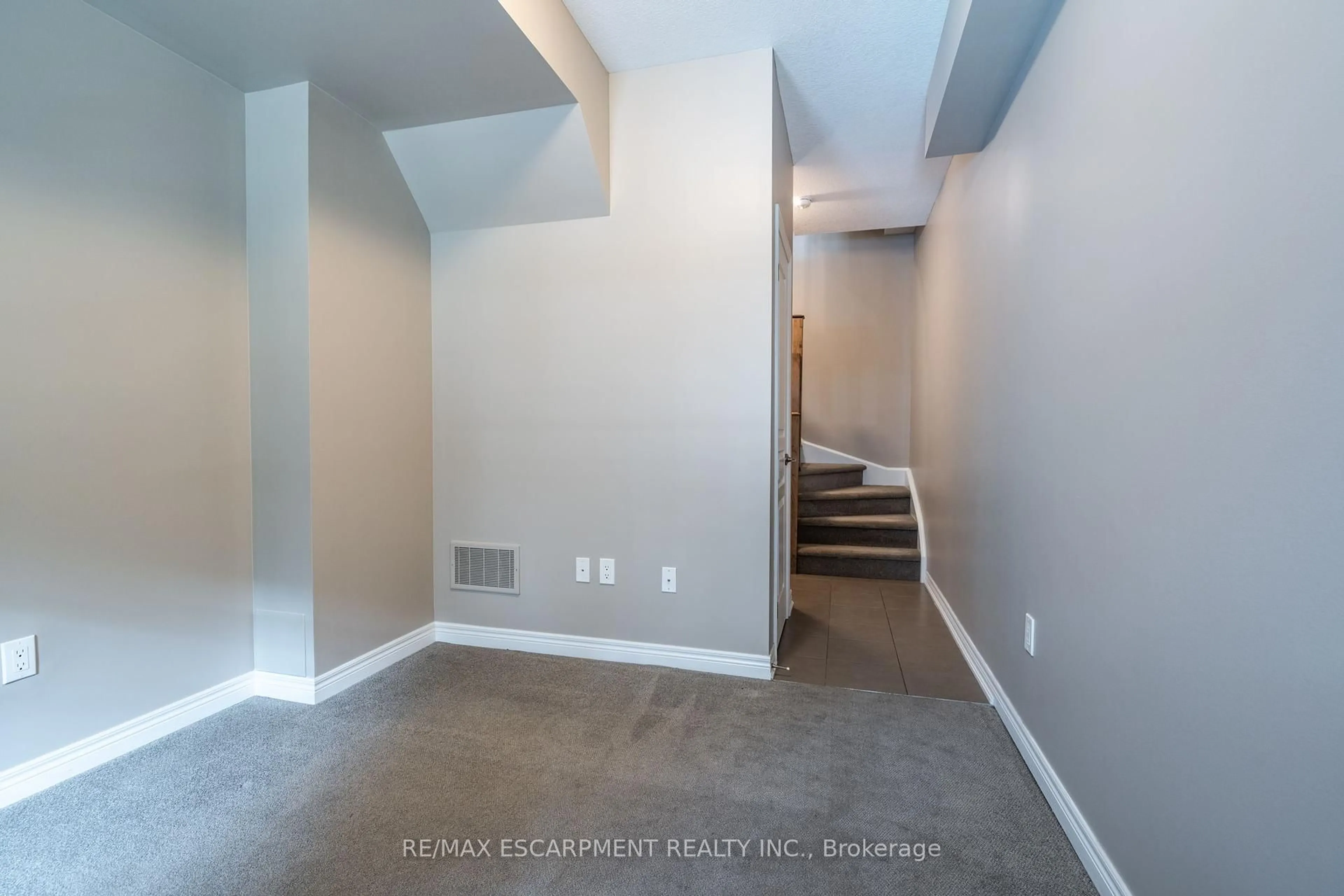 A pic of a room for 2086 Ghent Ave #41, Burlington Ontario L7R 0E1
