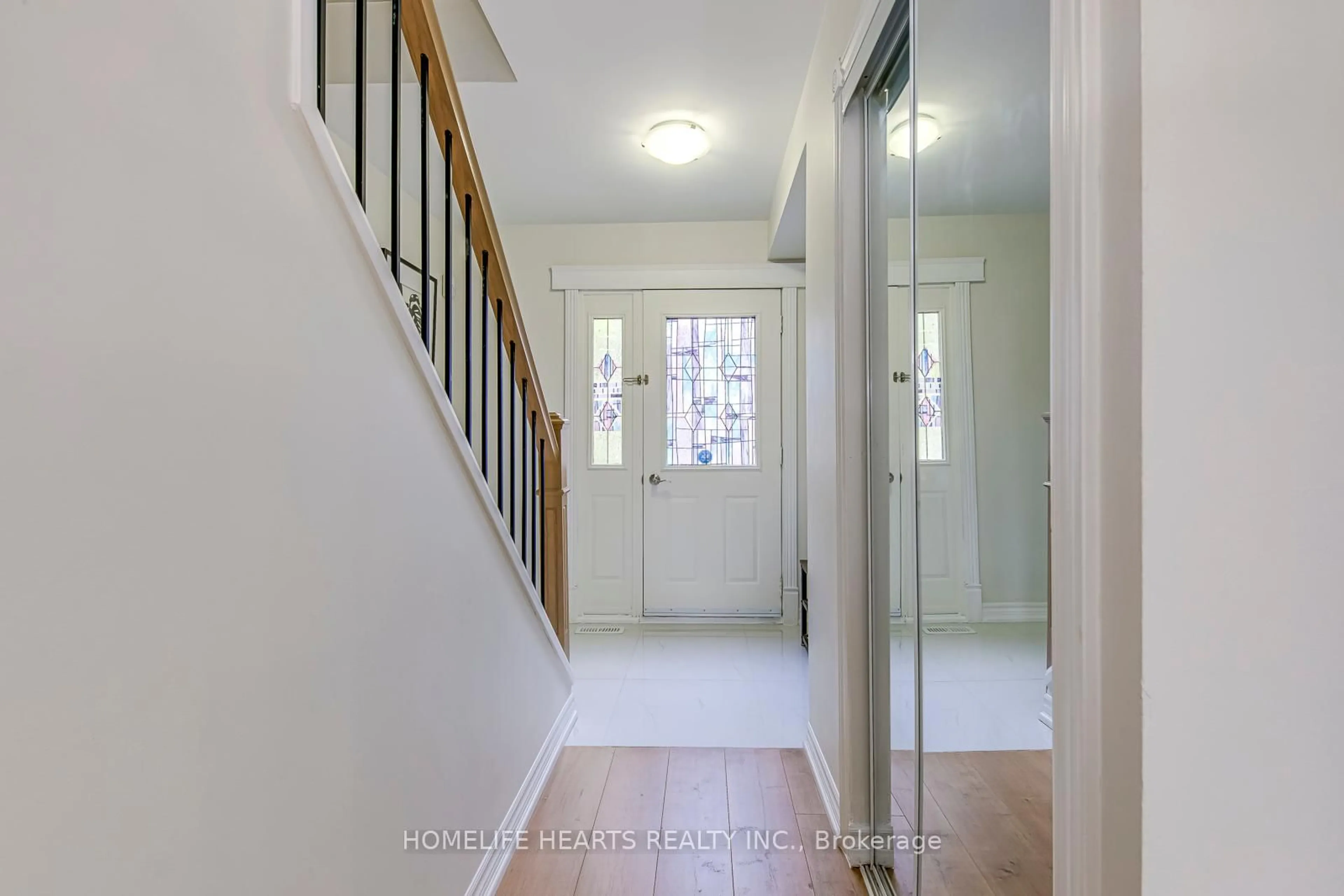 Indoor entryway for 14 Craigleigh Cres #14, Brampton Ontario L6T 2E3
