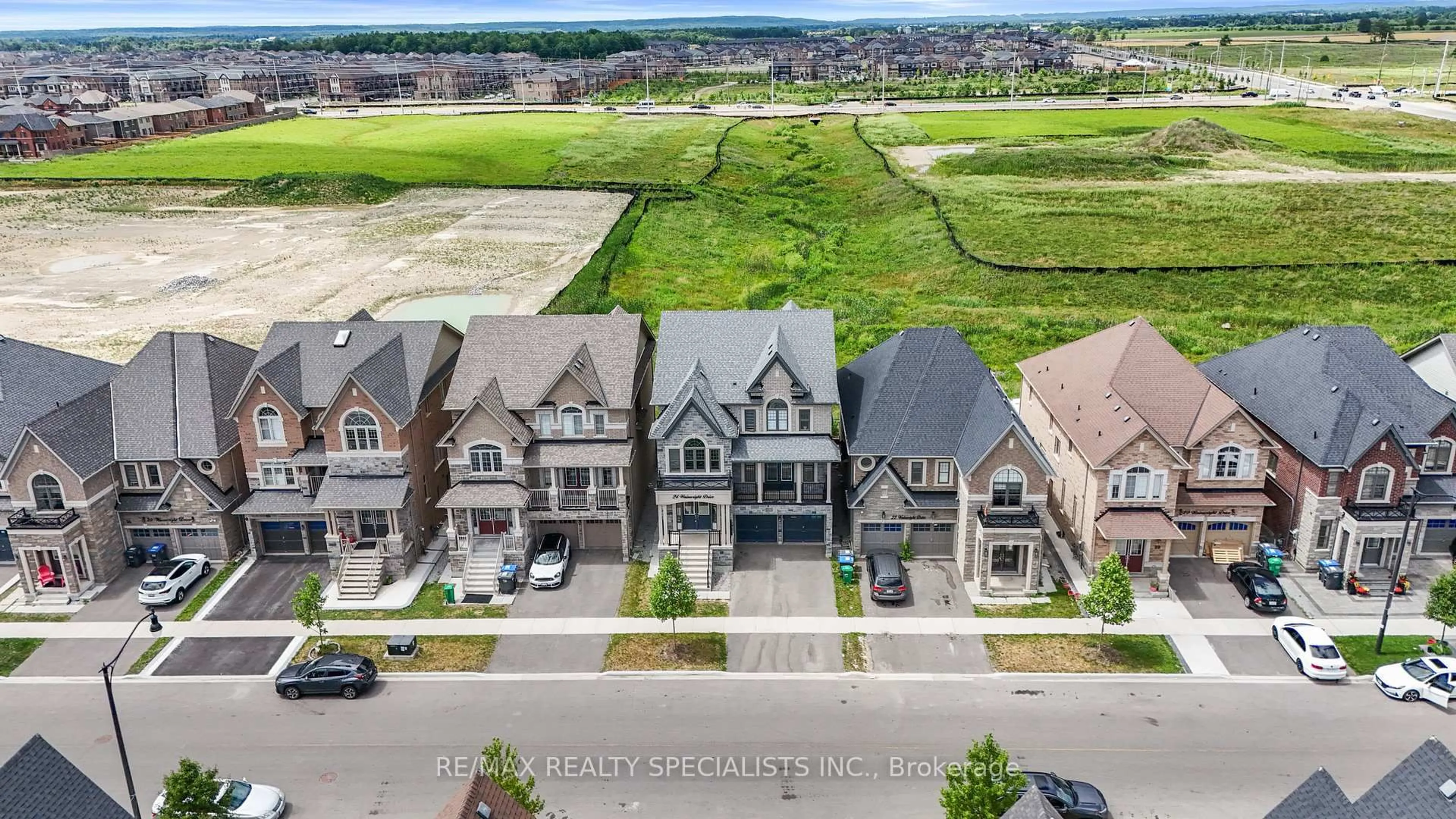 A pic from outside/outdoor area/front of a property/back of a property/a pic from drone, street for 24 Wainwright Dr, Brampton Ontario L7A 4Y6