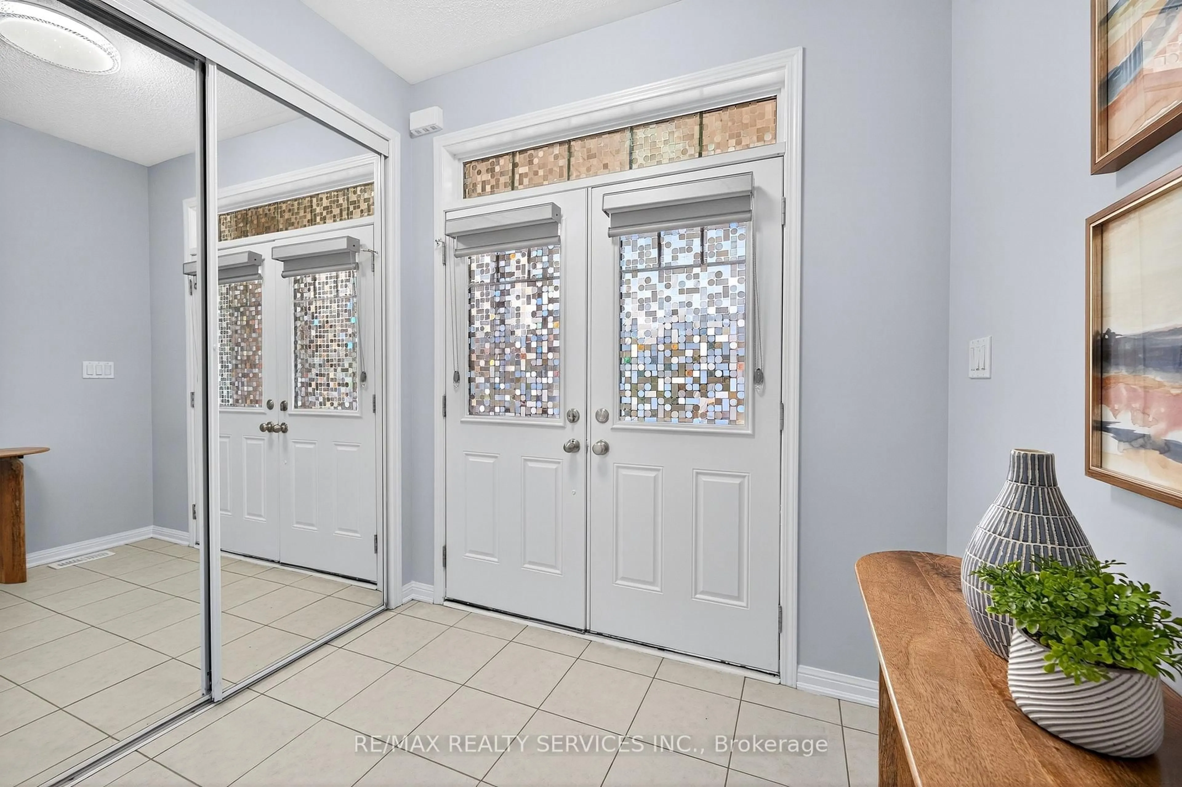 Indoor entryway for 36 Ventura Ave, Brampton Ontario L6Y 4Y8