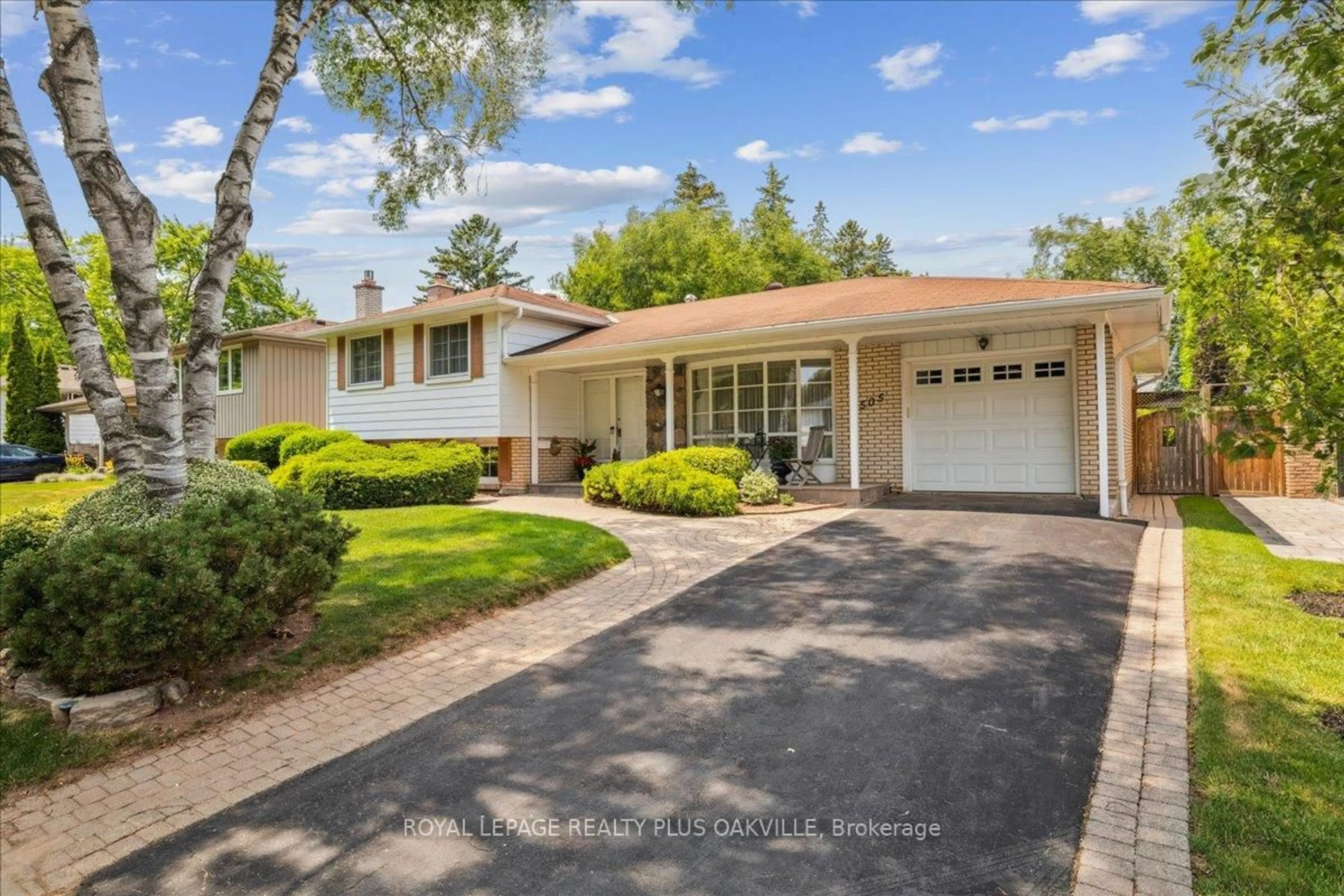 Home with vinyl exterior material, street for 4505 Spruce Ave, Burlington Ontario L7L 1M5