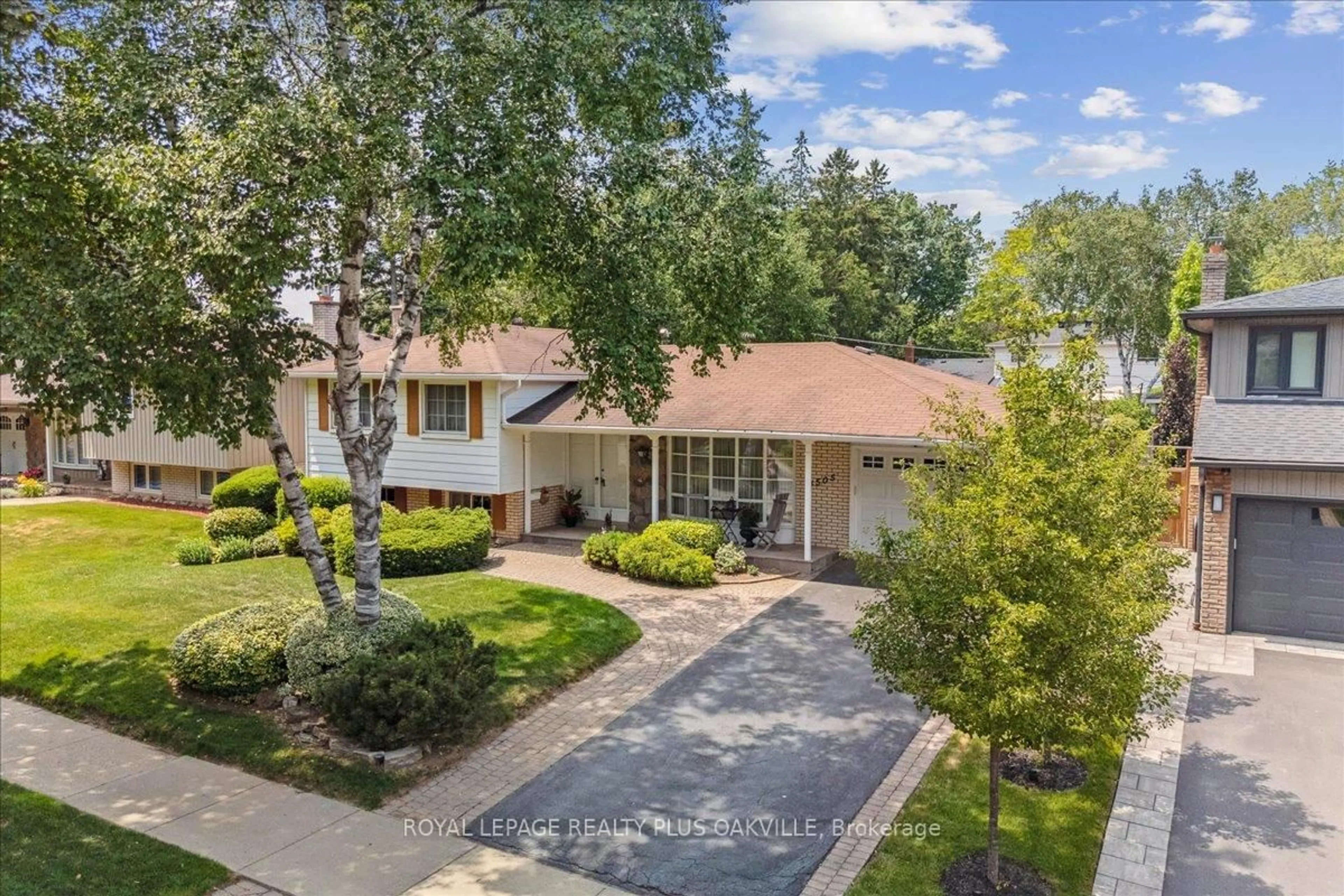 A pic from outside/outdoor area/front of a property/back of a property/a pic from drone, street for 4505 Spruce Ave, Burlington Ontario L7L 1M5