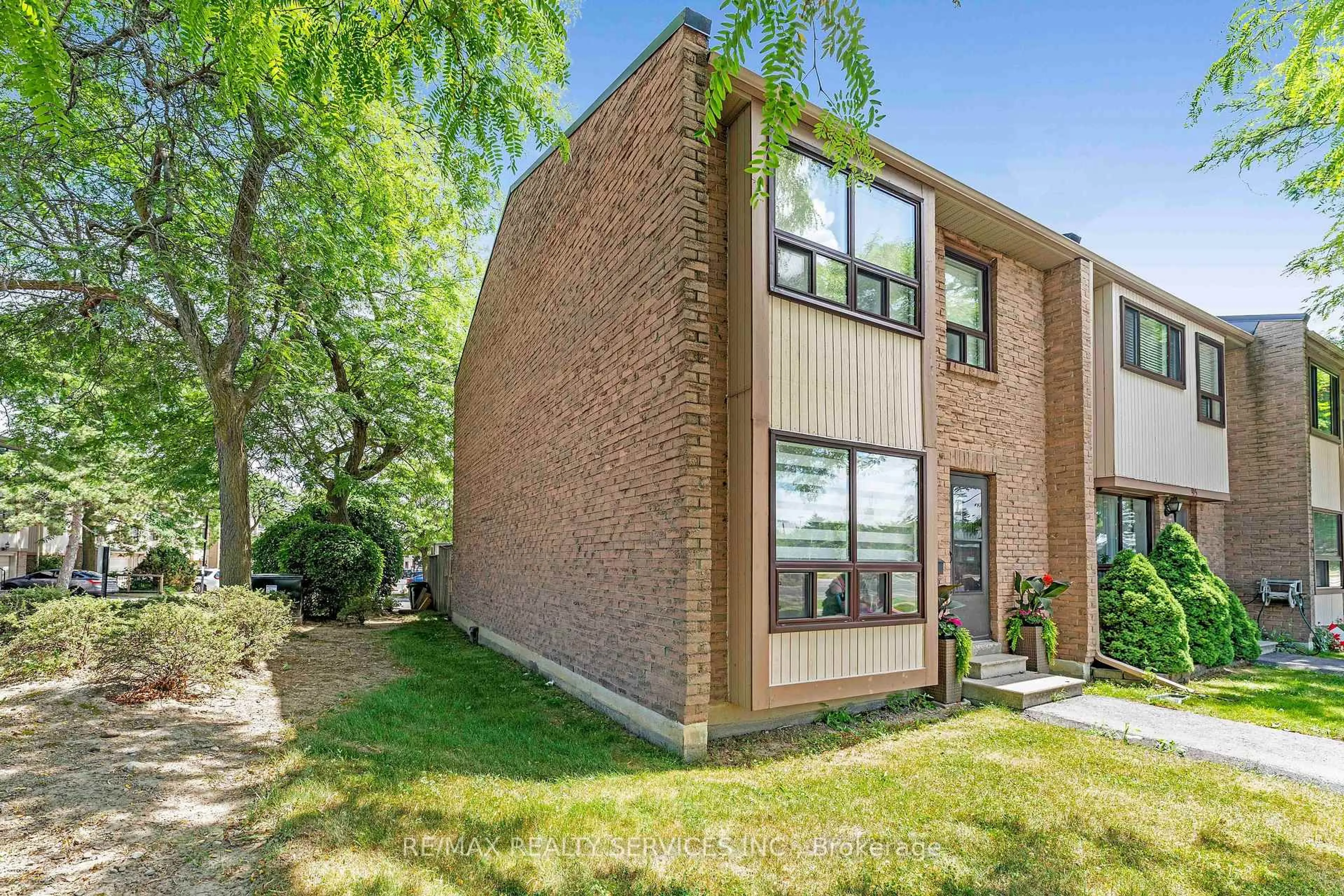 Home with brick exterior material, unknown for 94 Guildford Cres #94, Brampton Ontario L6S 3K2