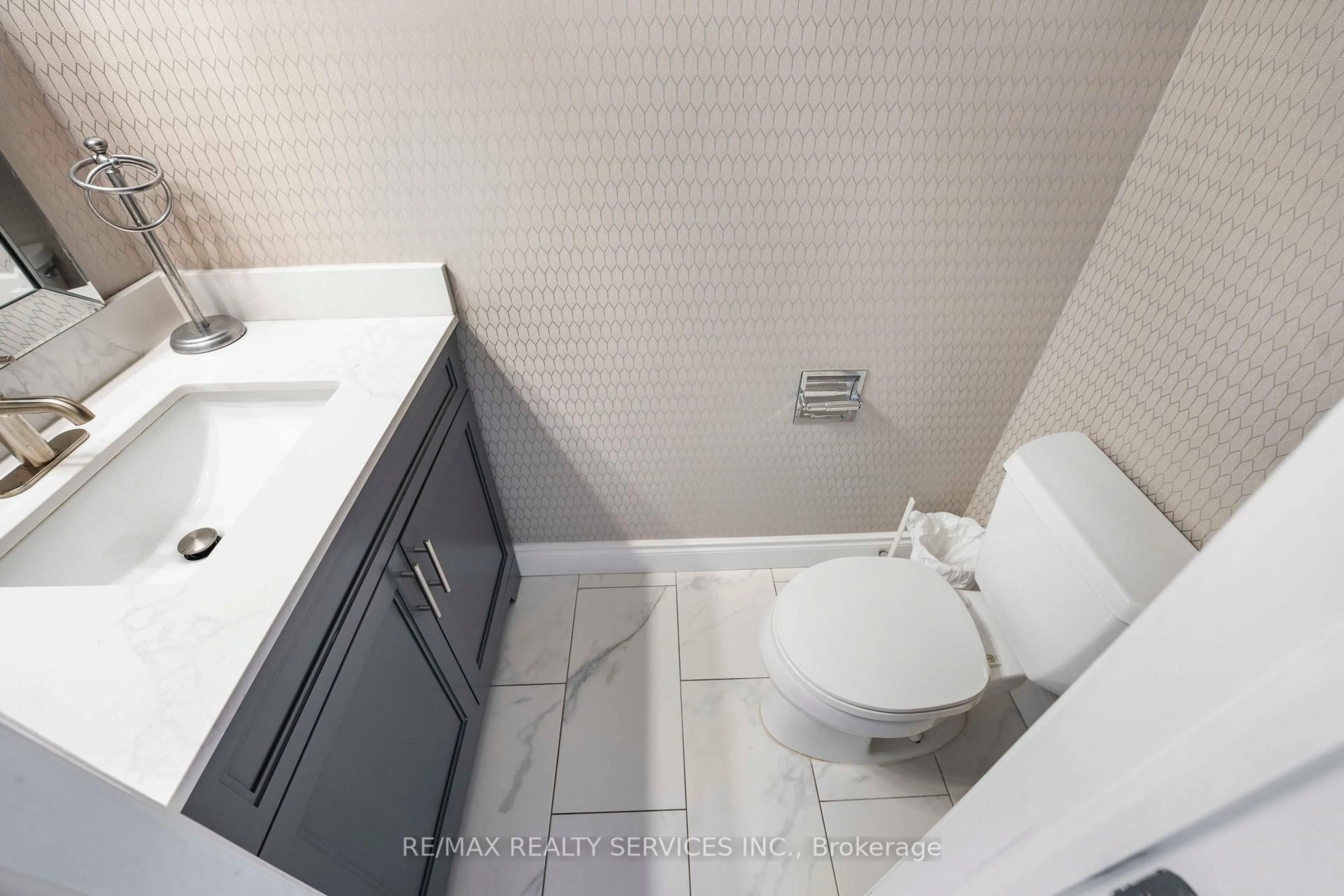Standard bathroom, ceramic/tile floor for 94 Guildford Cres #94, Brampton Ontario L6S 3K2
