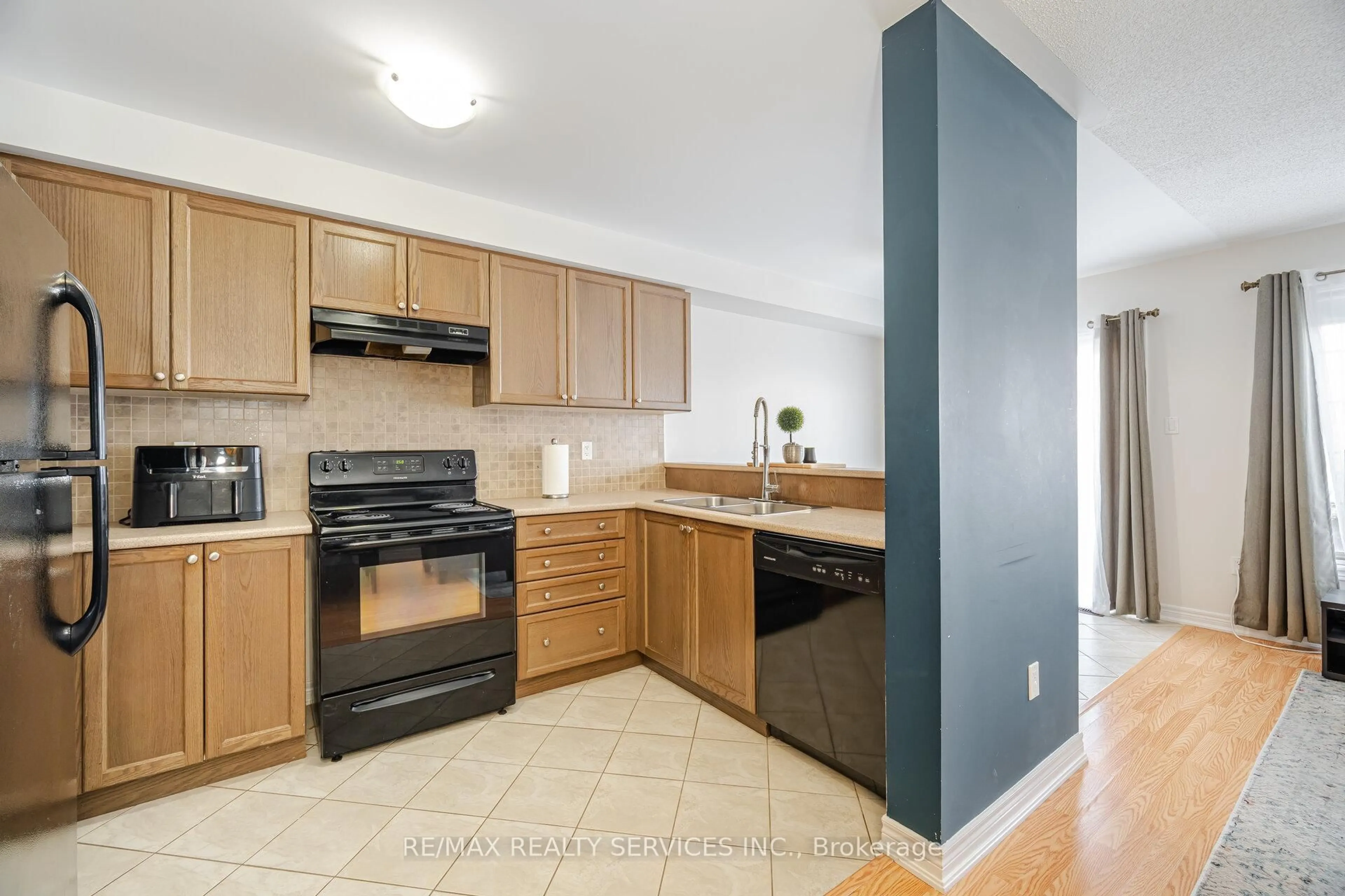 Standard kitchen, unknown for 21 Cedarbrook Rd, Brampton Ontario L6R 0W4