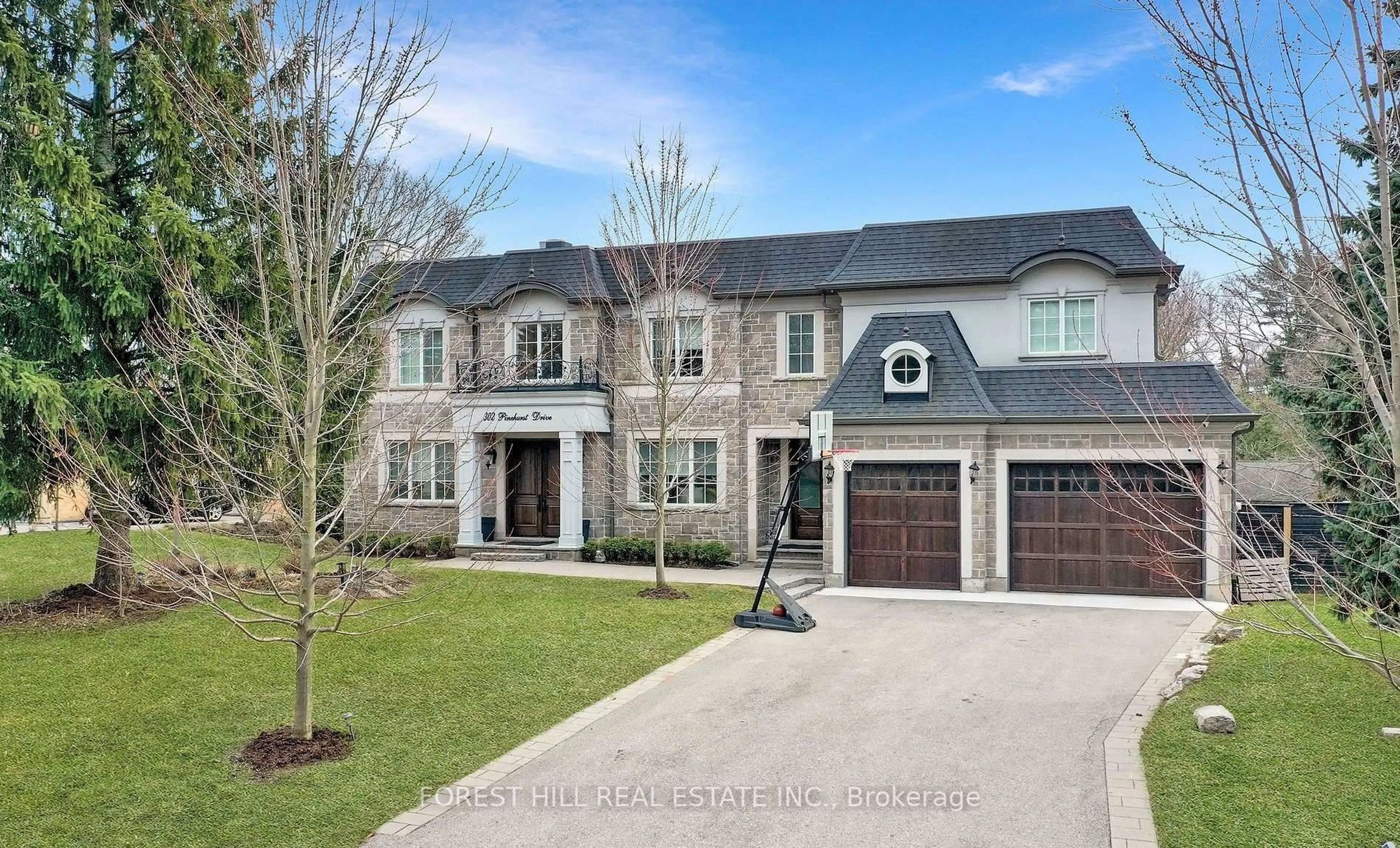 Home with brick exterior material, street for 302 Pinehurst Dr, Oakville Ontario L6J 4X3