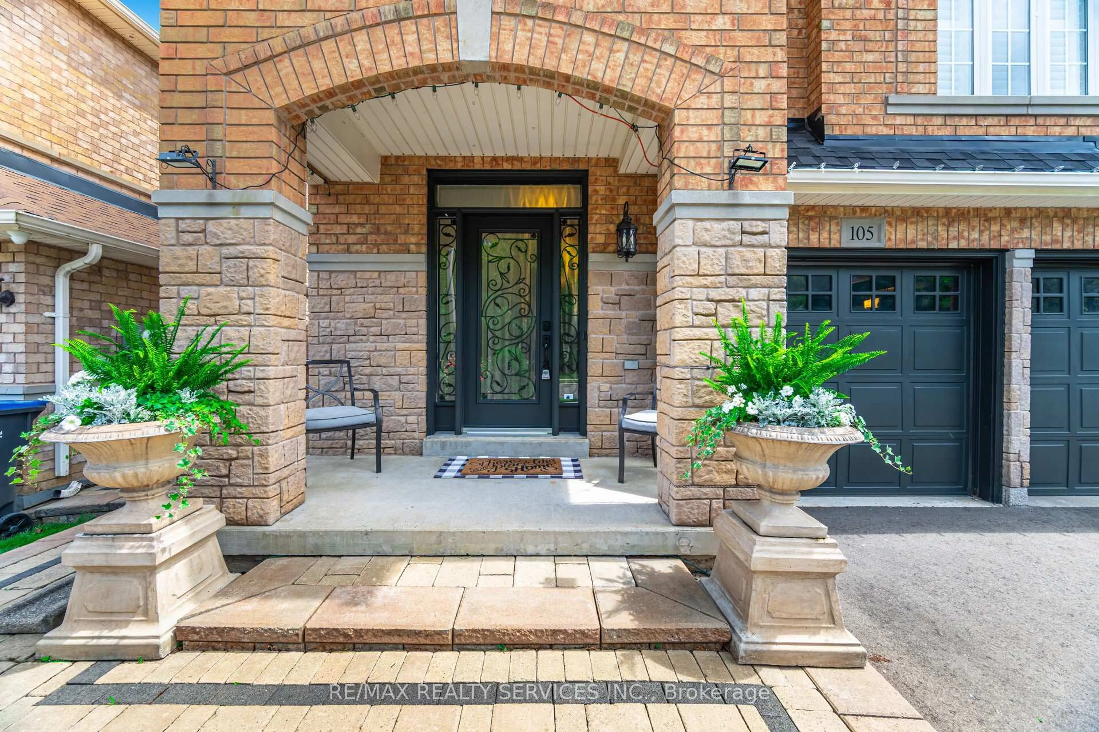 Indoor entryway for 105 Sugarhill Dr, Brampton Ontario L7A 3X3