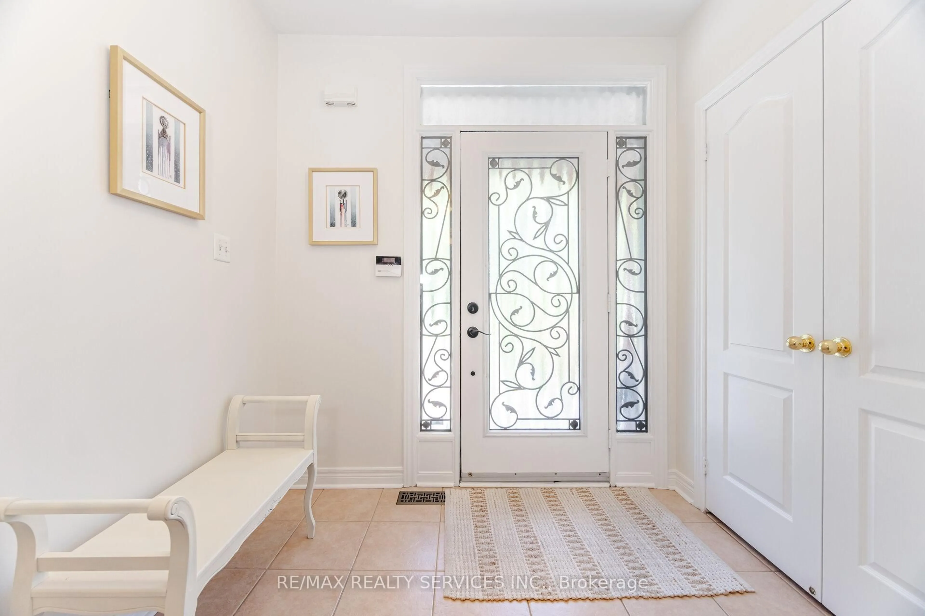 Indoor entryway for 105 Sugarhill Dr, Brampton Ontario L7A 3X3