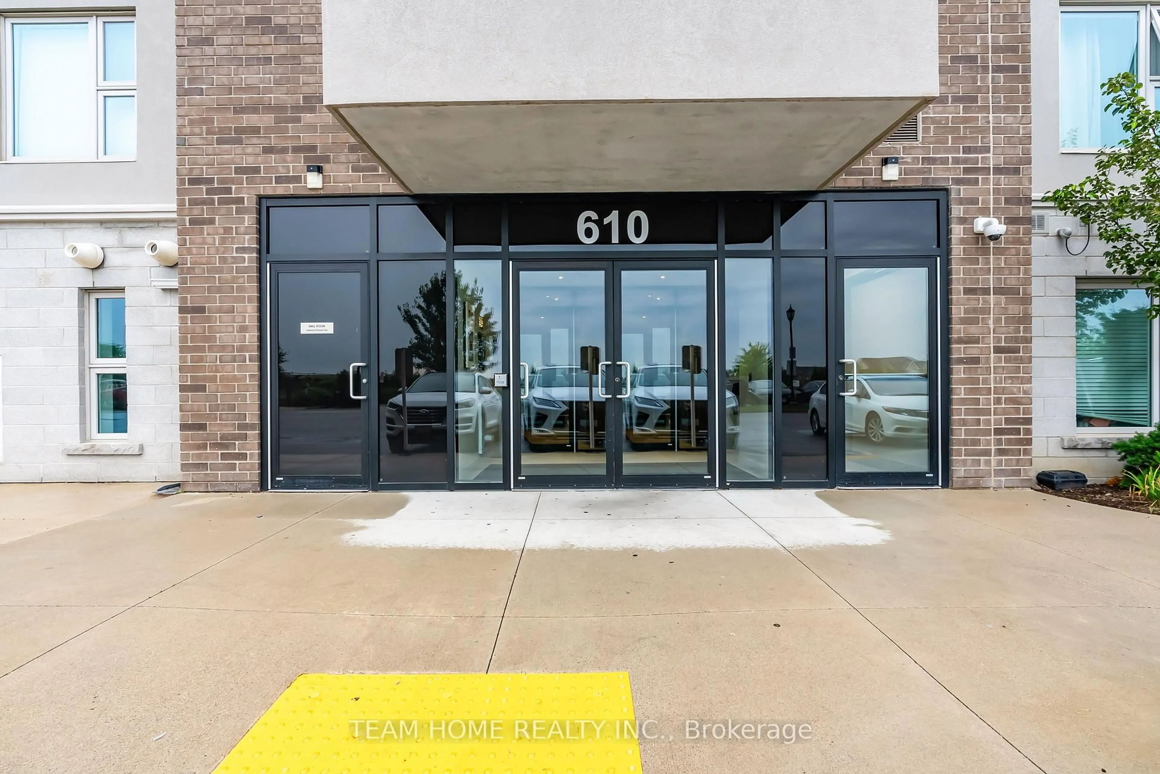 Indoor foyer for 610 Farmstead Dr #220, Milton Ontario L9T 8X5