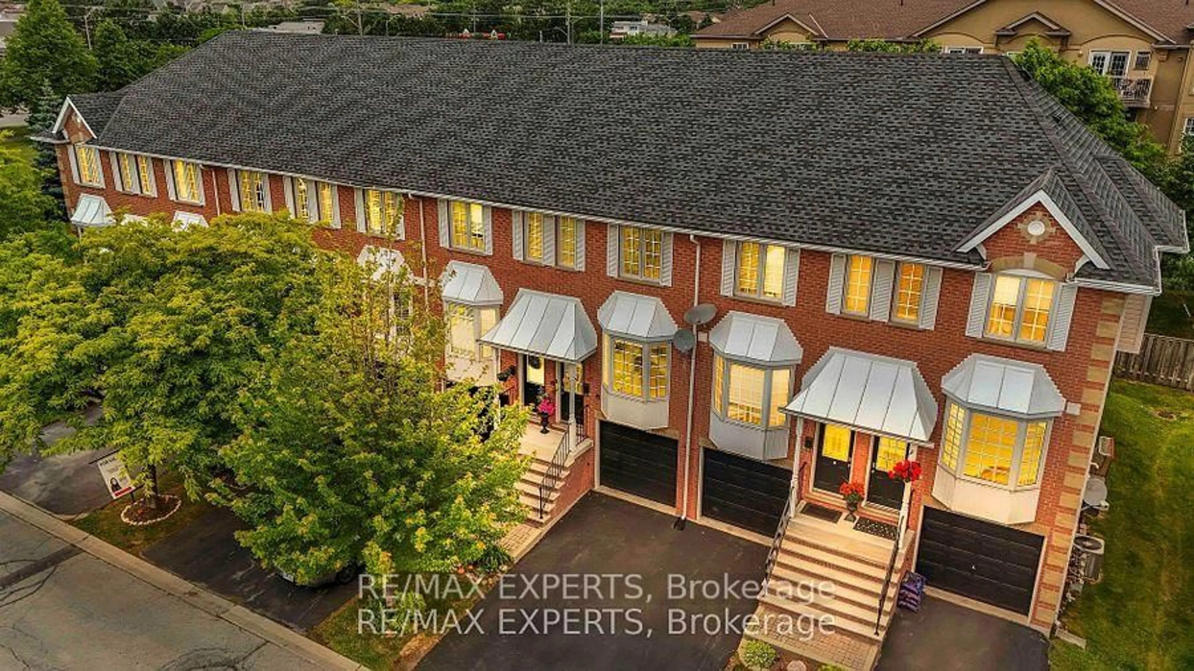 A pic from outside/outdoor area/front of a property/back of a property/a pic from drone, unknown for 3480 Upper Middle Rd #118, Burlington Ontario L7M 4R9