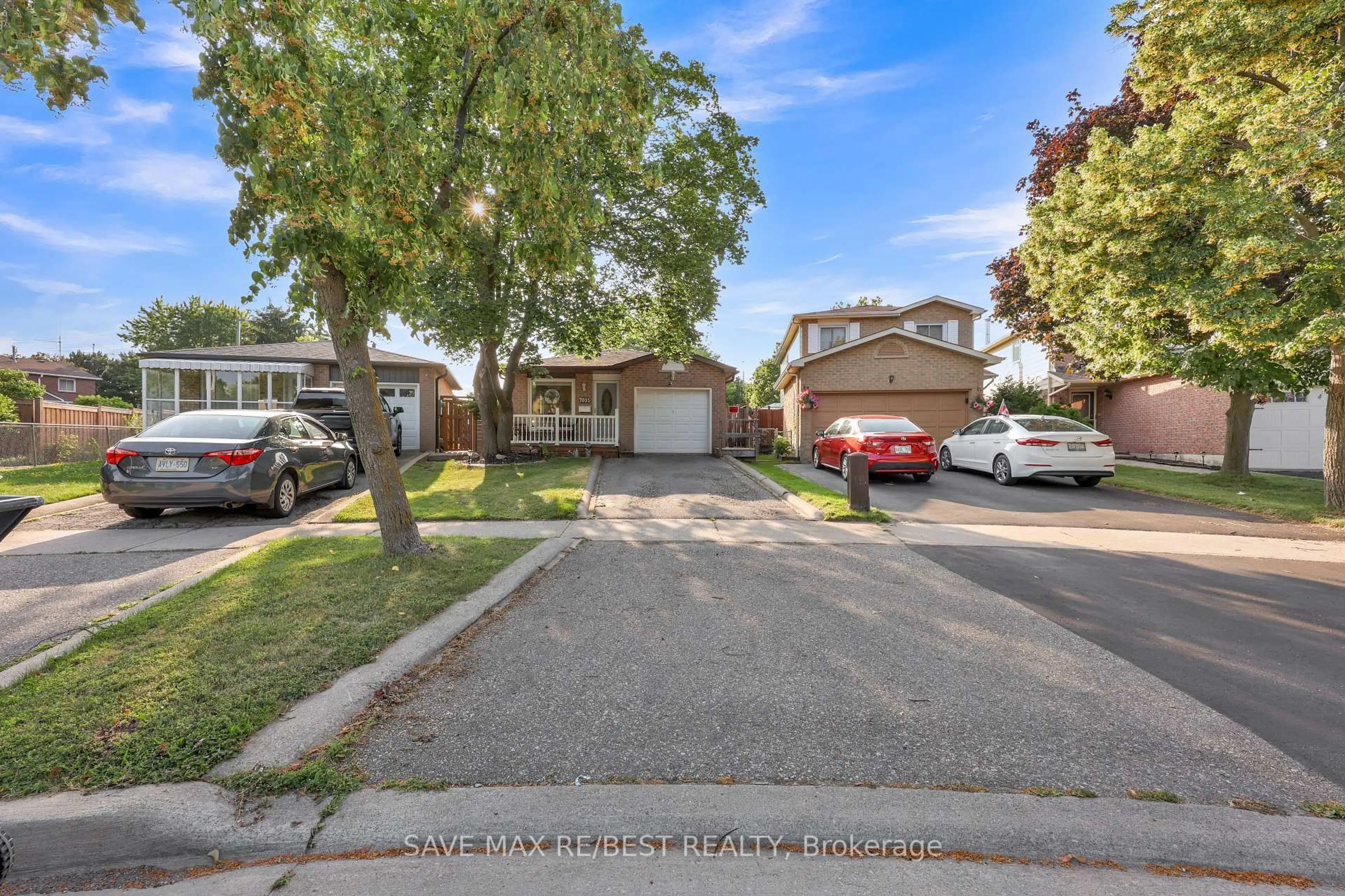 A pic from outside/outdoor area/front of a property/back of a property/a pic from drone, street for 7035 Hickling Cres, Mississauga Ontario L5N 5A4