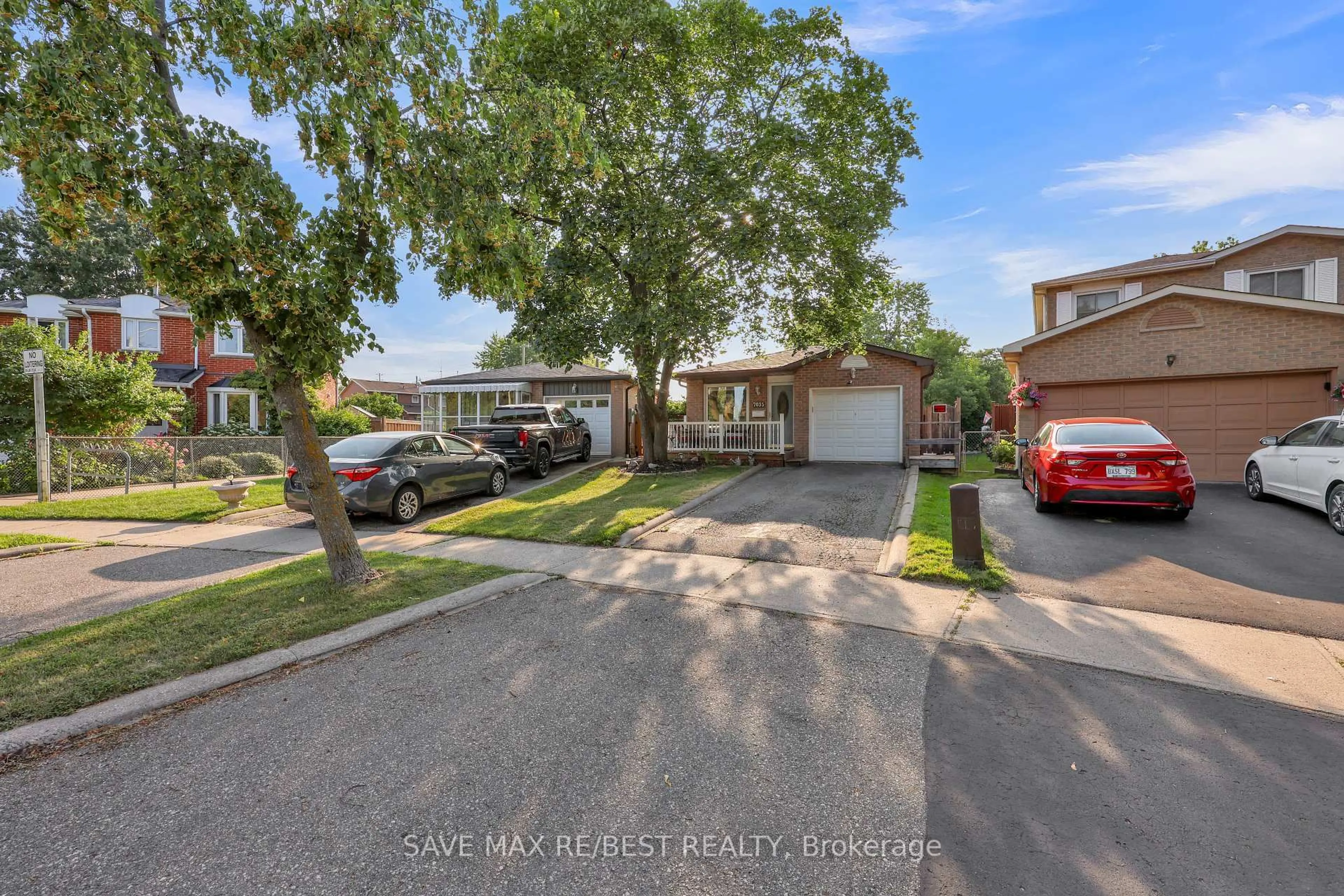 A pic from outside/outdoor area/front of a property/back of a property/a pic from drone, street for 7035 Hickling Cres, Mississauga Ontario L5N 5A4