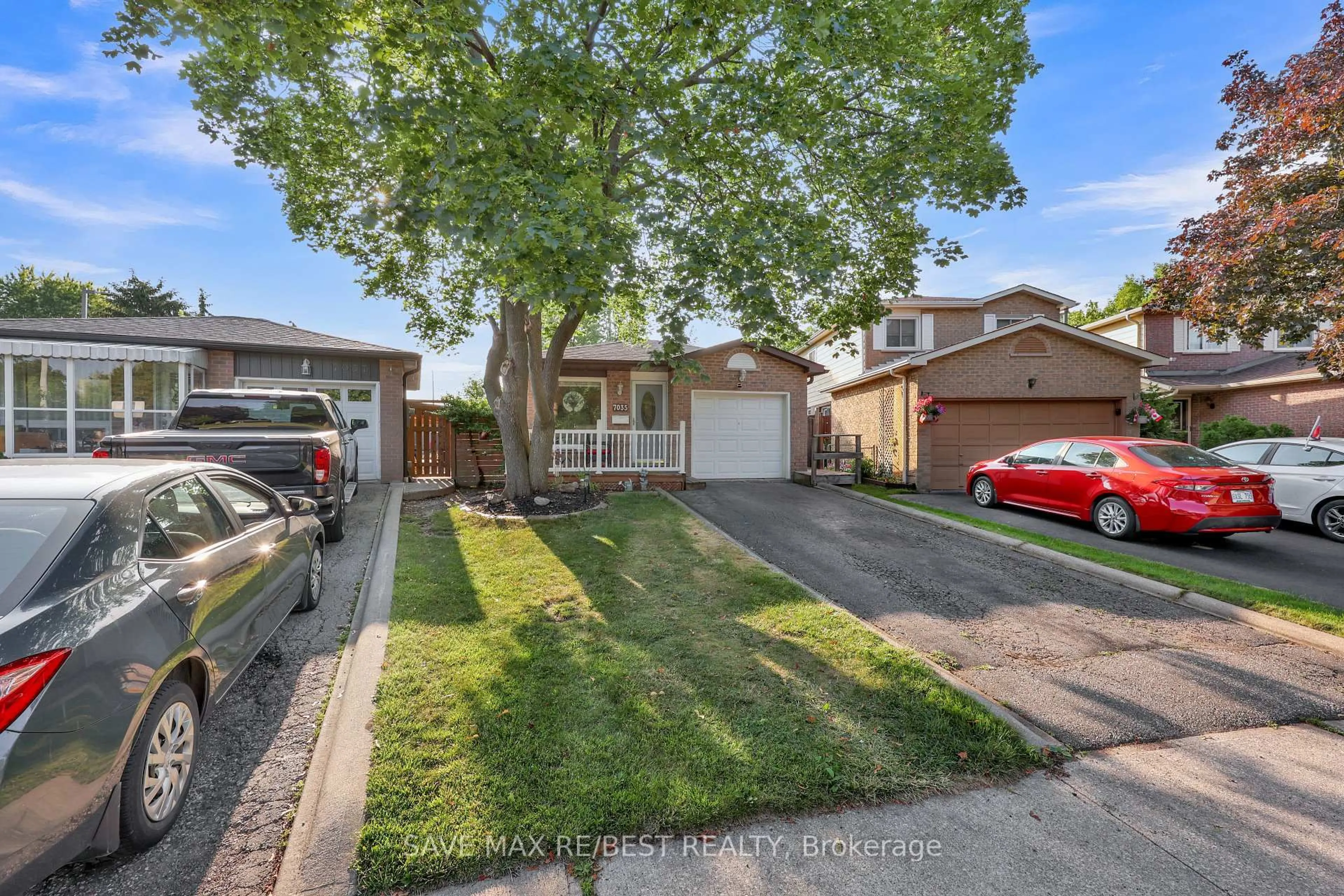 A pic from outside/outdoor area/front of a property/back of a property/a pic from drone, street for 7035 Hickling Cres, Mississauga Ontario L5N 5A4