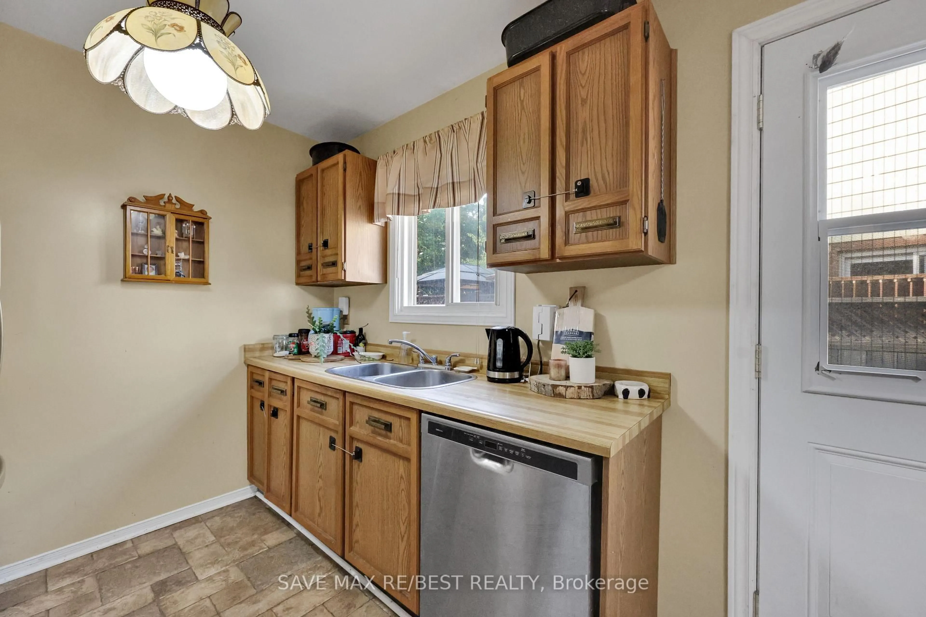 Standard kitchen, ceramic/tile floor for 7035 Hickling Cres, Mississauga Ontario L5N 5A4