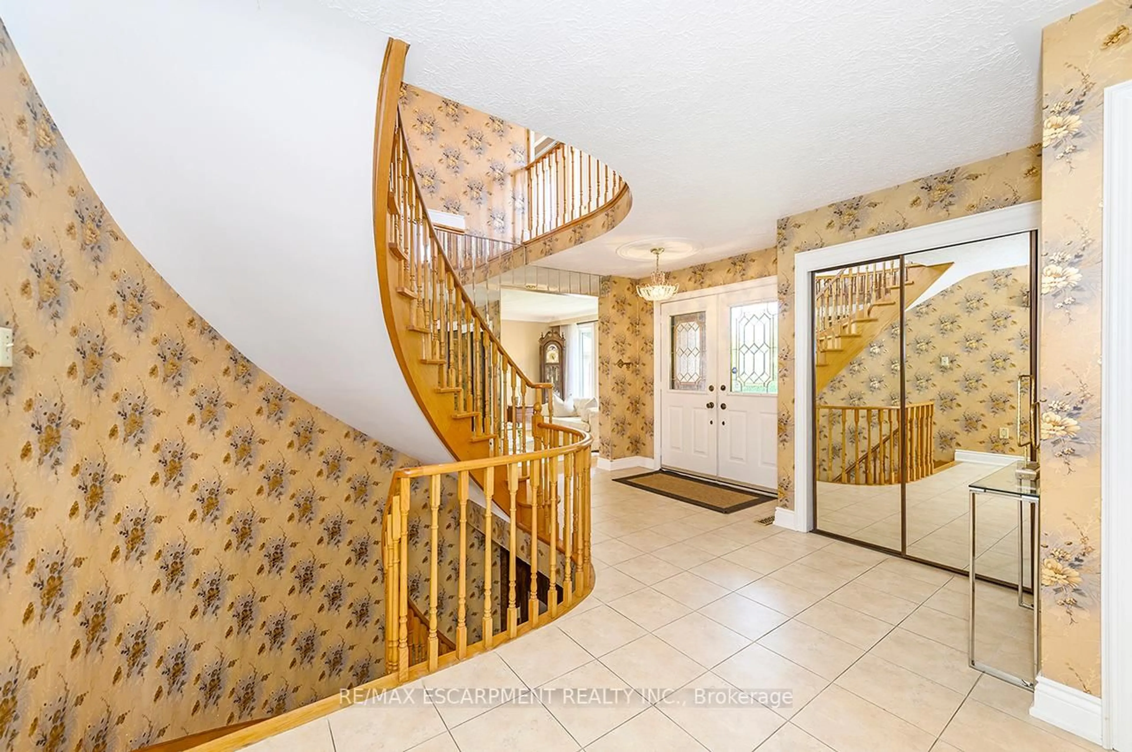 Indoor foyer for 317 Creelman Rd, Mississauga Ontario L5A 4A6