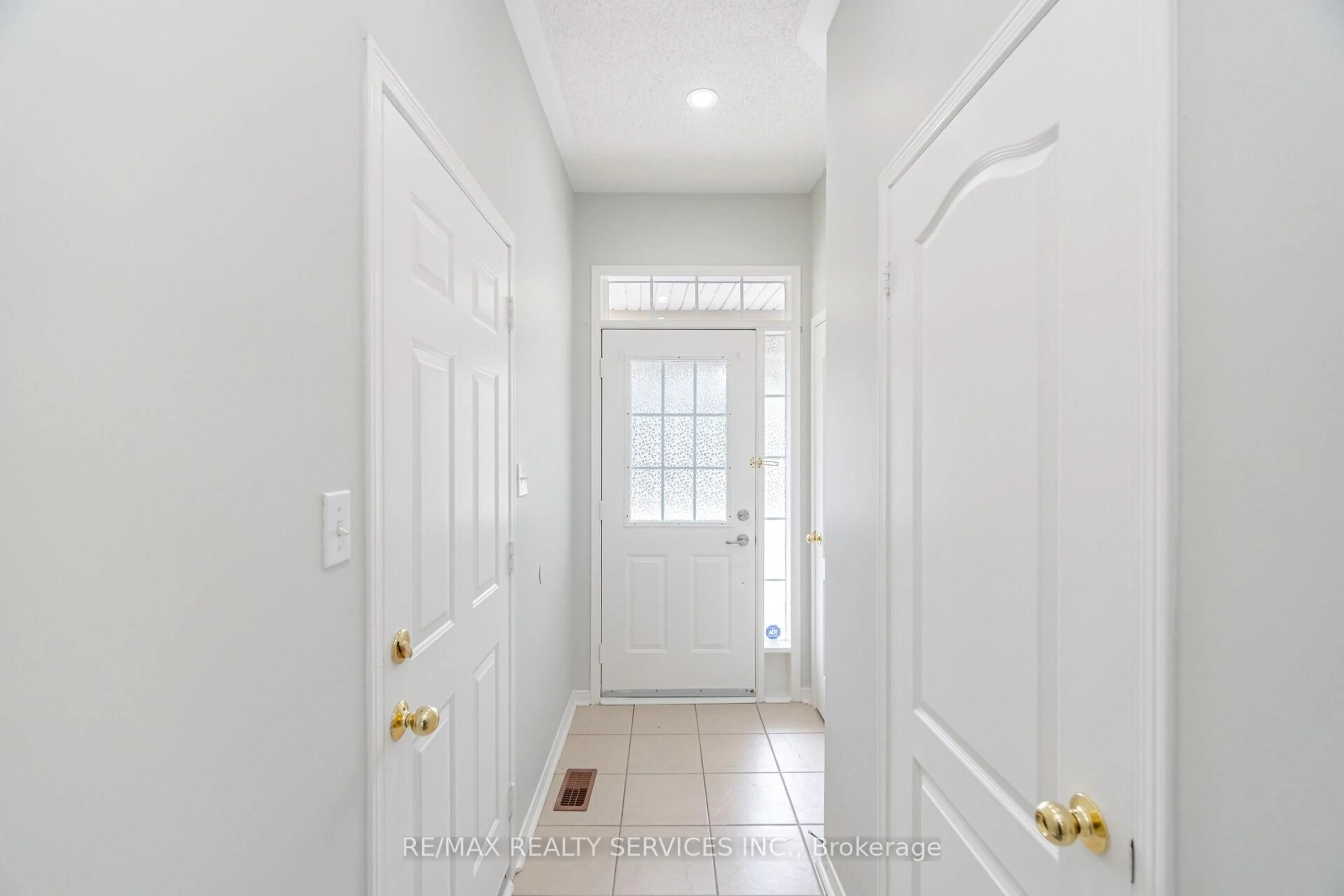 Indoor entryway for 71 Sand Cherry Cres, Brampton Ontario L6R 3B2