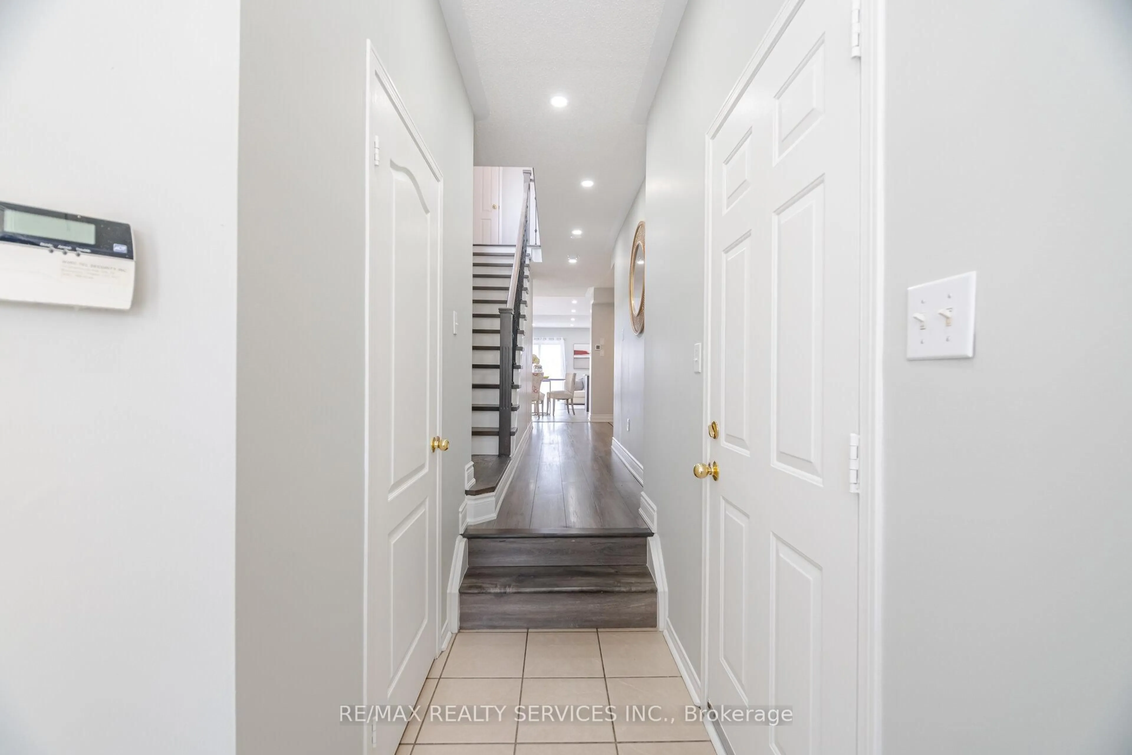 Indoor foyer for 71 Sand Cherry Cres, Brampton Ontario L6R 3B2