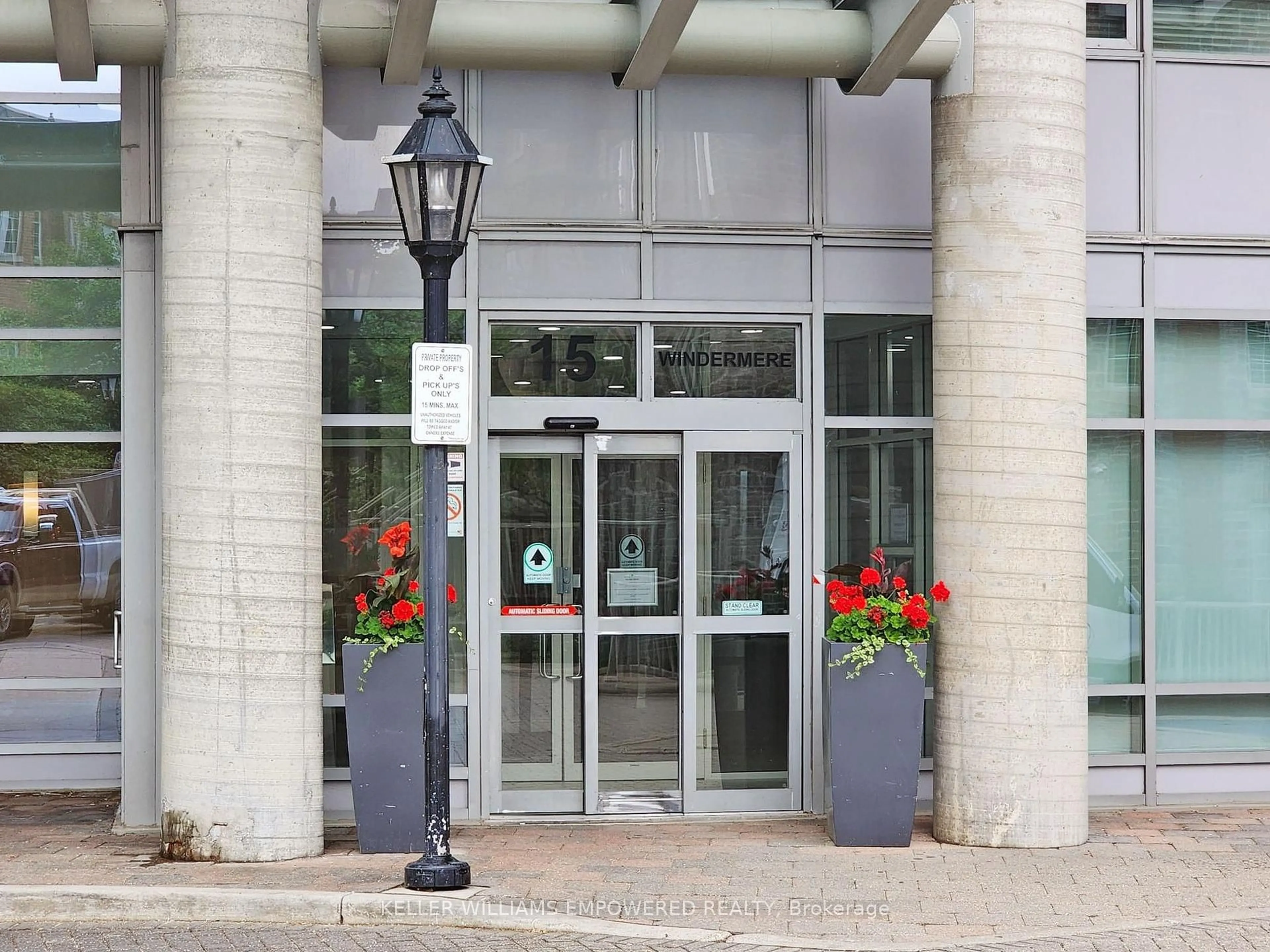 Indoor foyer for 15 Windermere Ave #1007, Toronto Ontario M6S 5A2