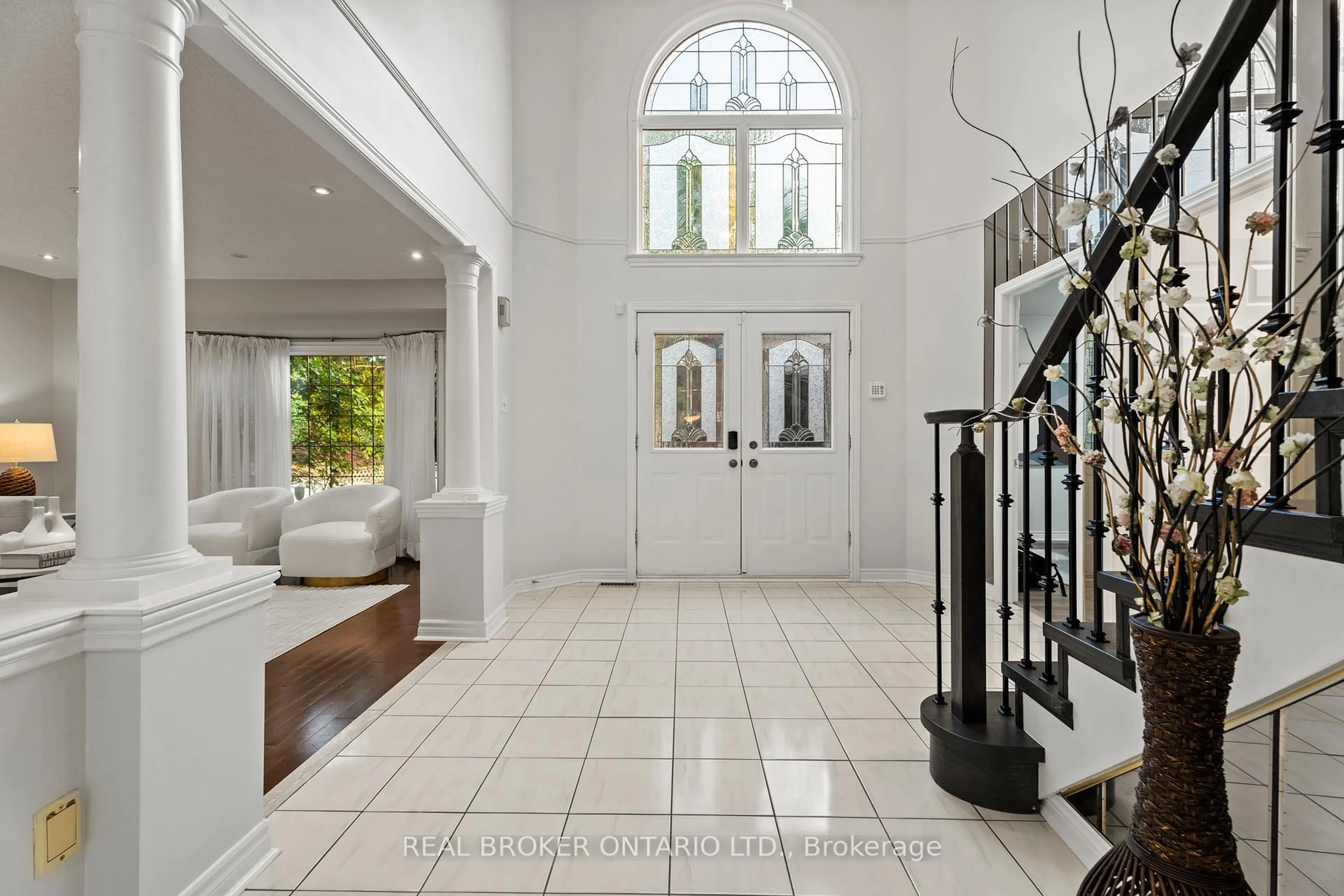 Indoor foyer for 3407 Clayton Rd, Mississauga Ontario L5L 4Z3