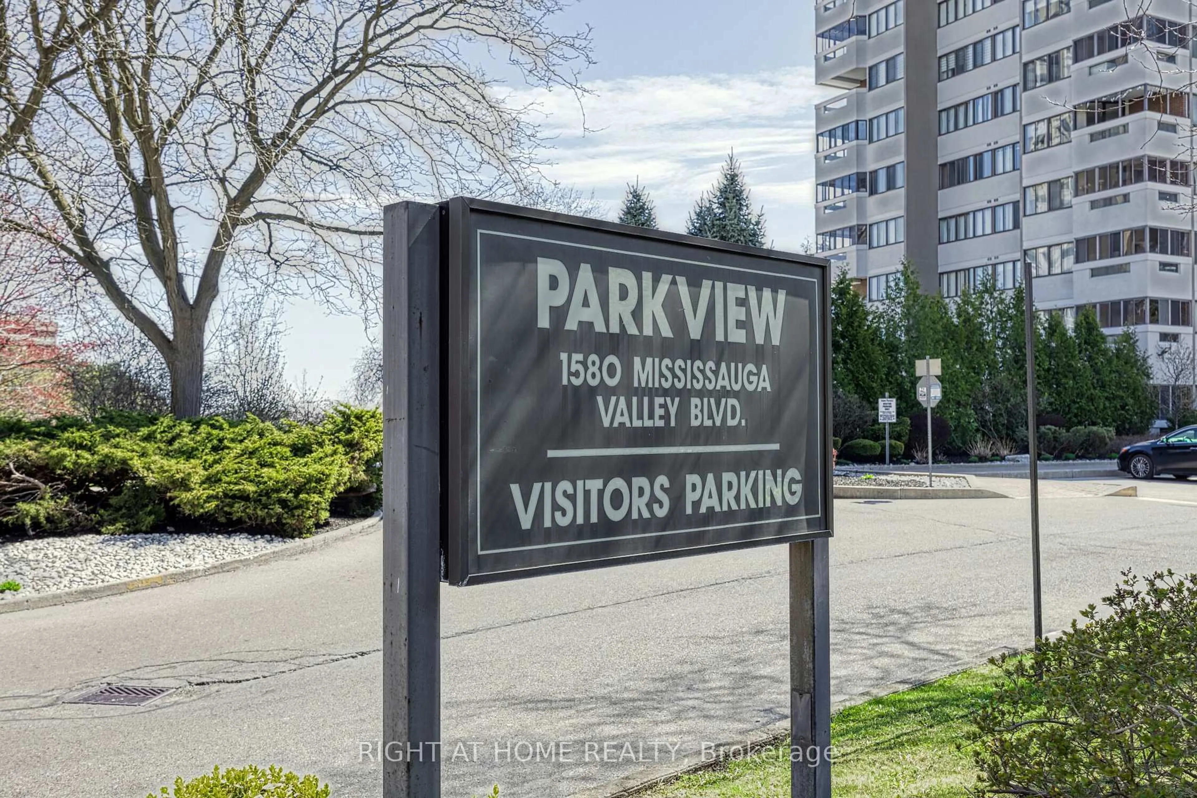 Parking for 1580 Mississauga Valy #205, Mississauga Ontario L5A 3T8