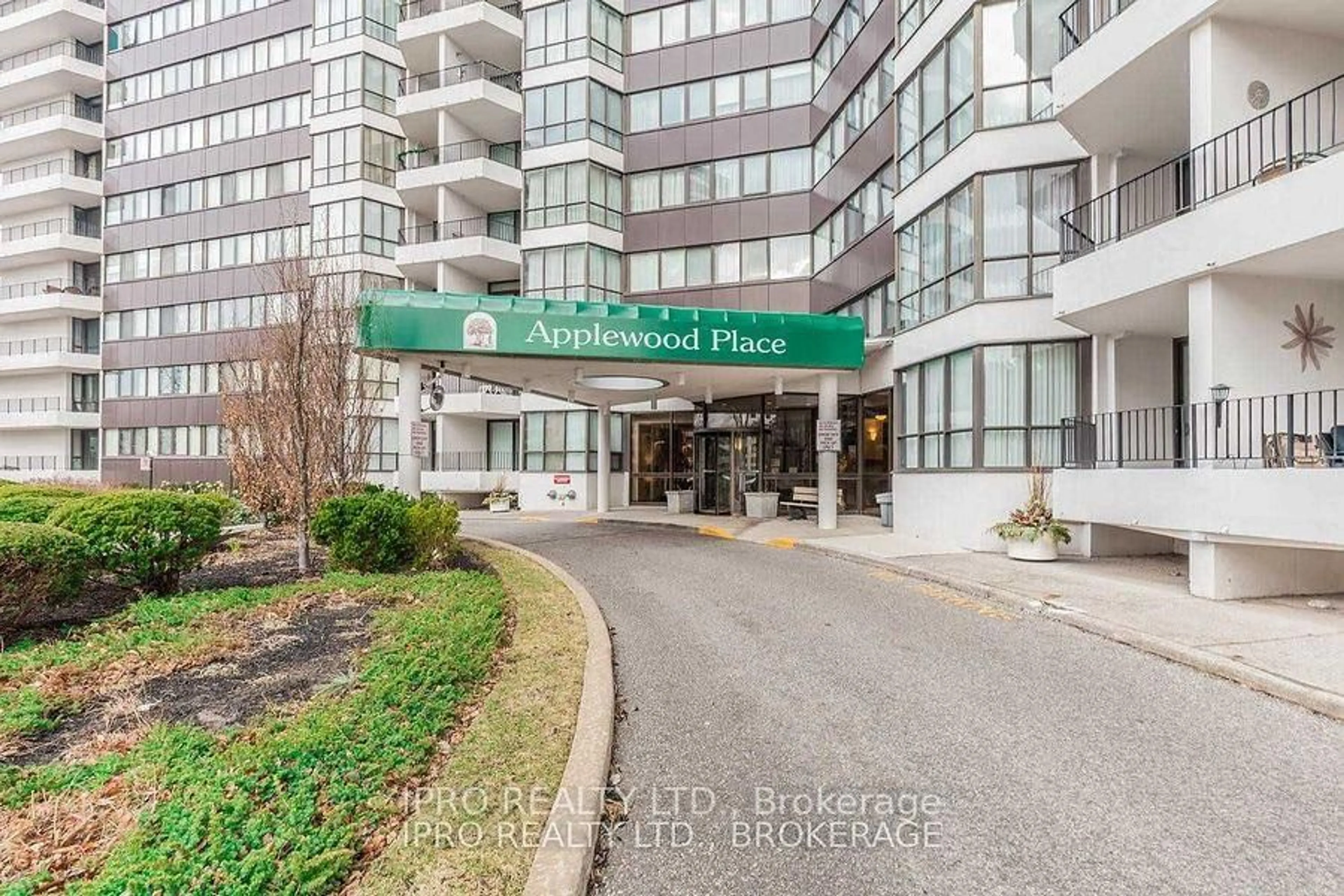 Indoor foyer for 1333 Bloor St #305, Mississauga Ontario L4Y 3T6