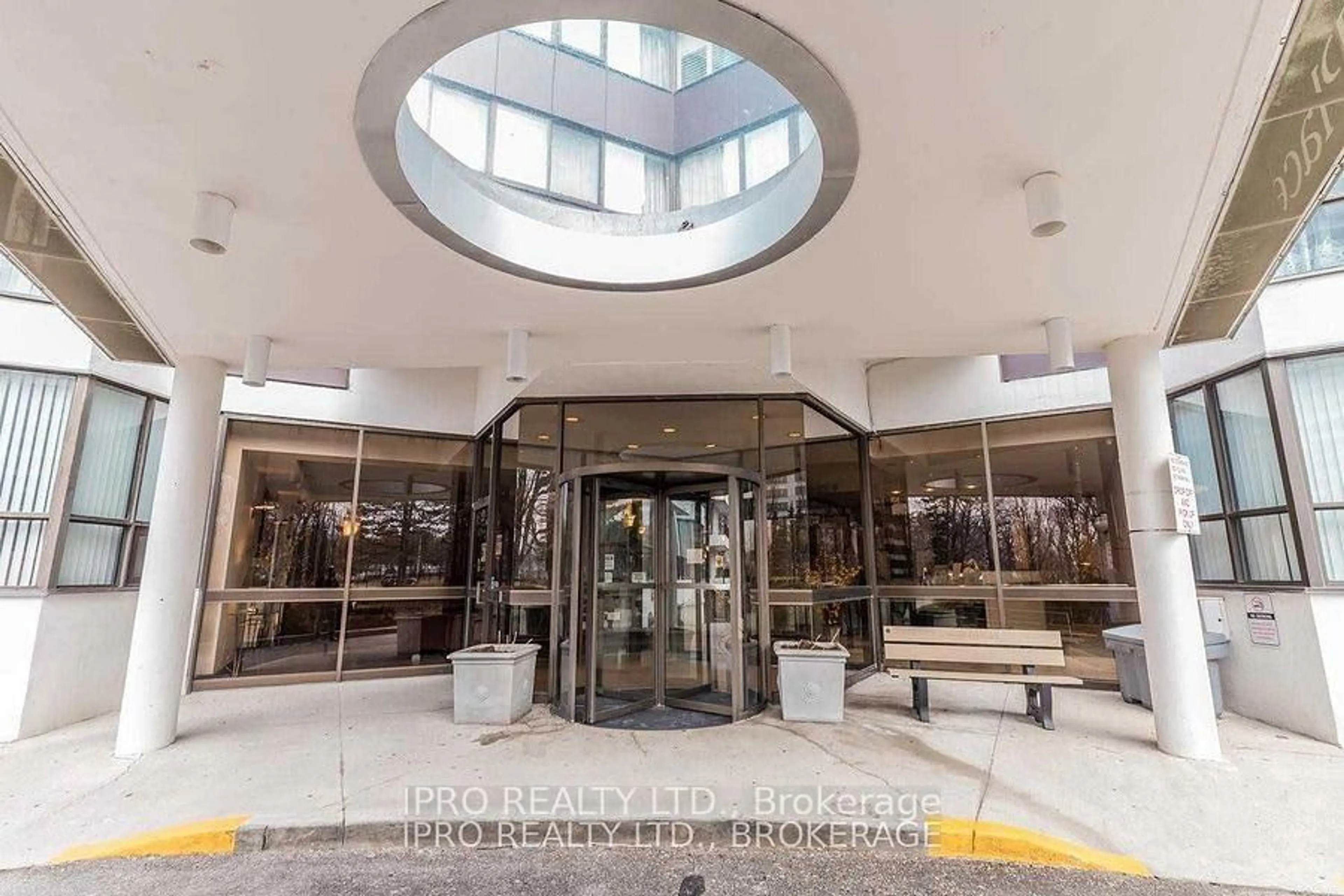 Indoor foyer for 1333 Bloor St #305, Mississauga Ontario L4Y 3T6