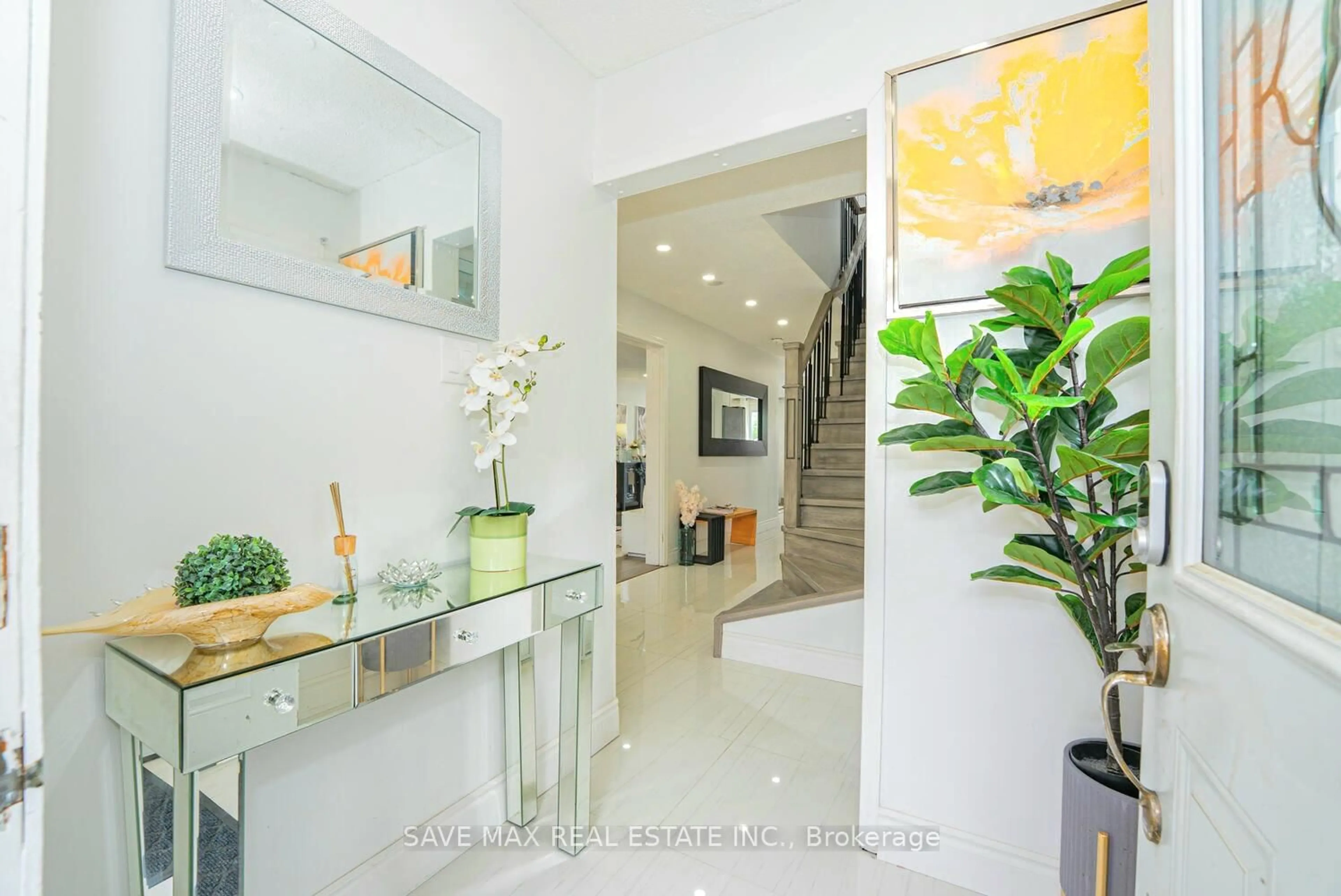 Indoor foyer for 76 Traverston Crt, Brampton Ontario L6Z 1C9