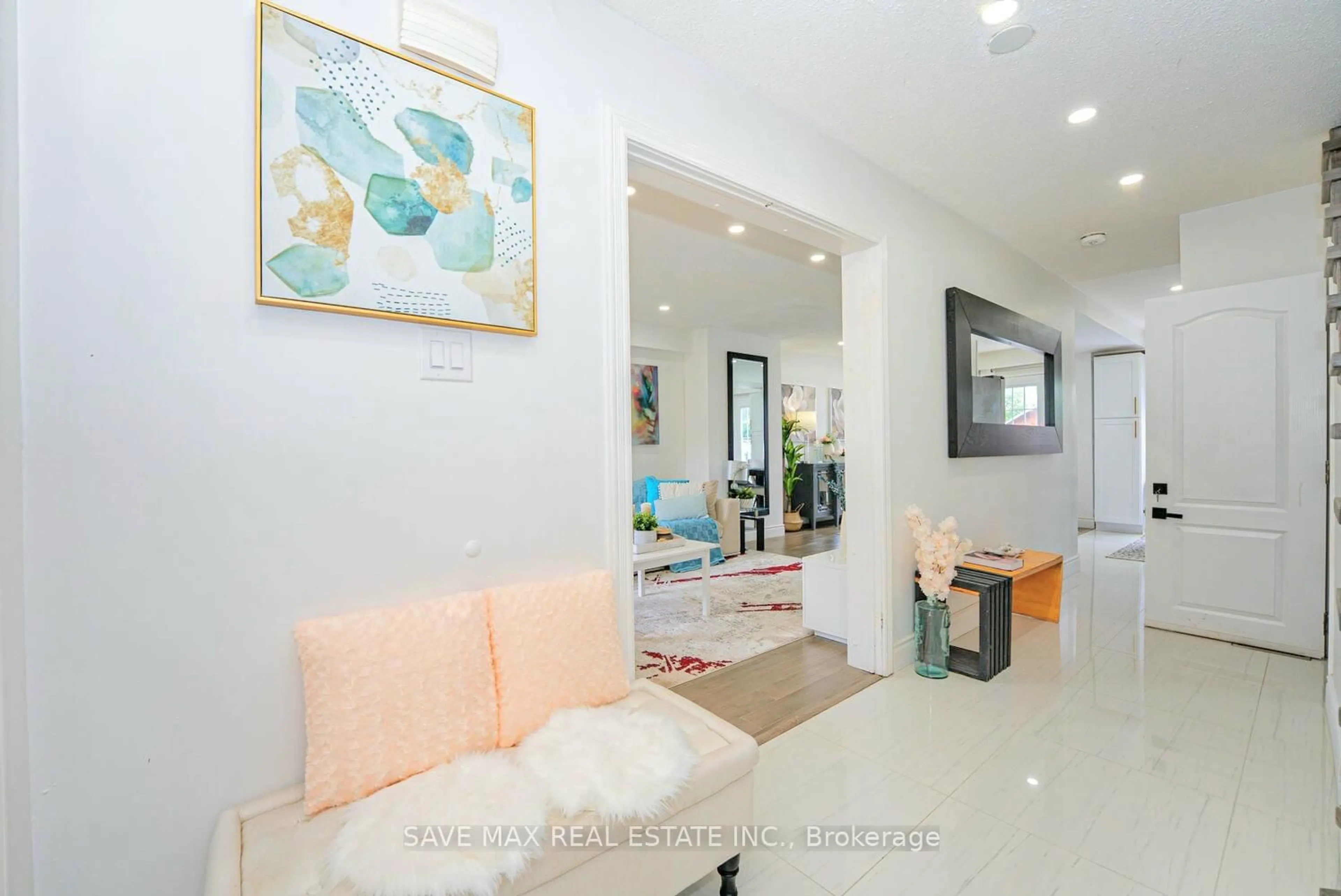 Indoor foyer for 76 Traverston Crt, Brampton Ontario L6Z 1C9