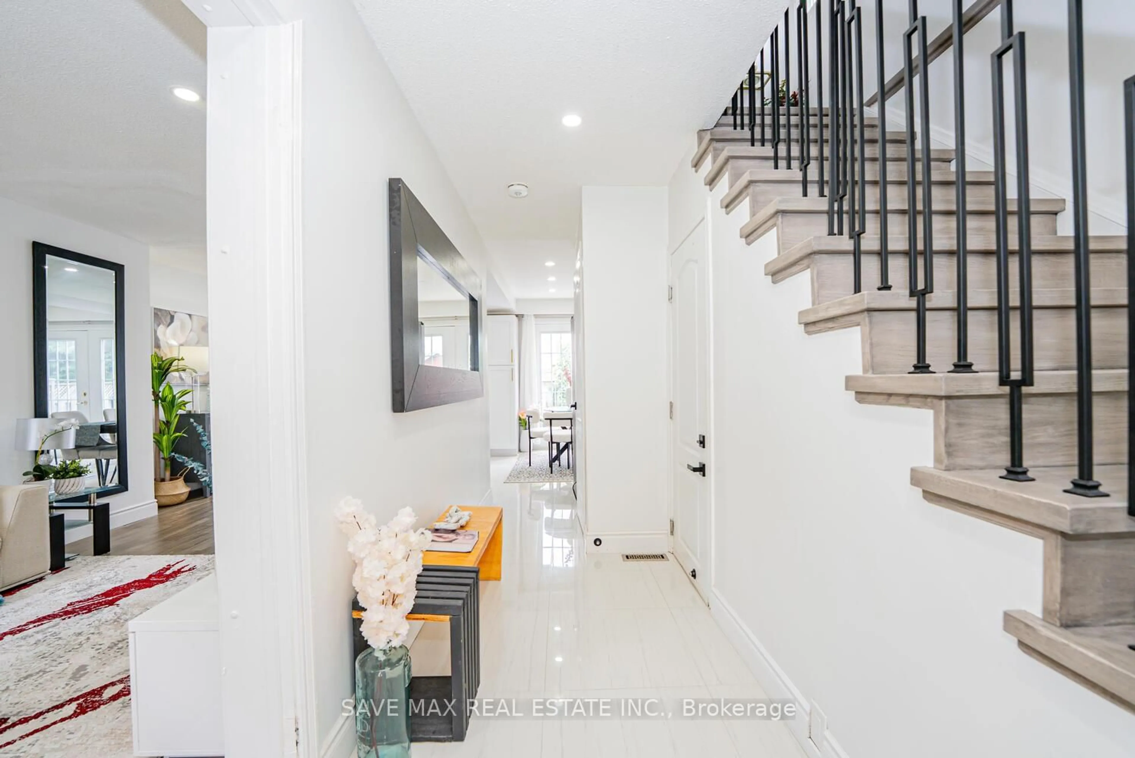 Indoor foyer for 76 Traverston Crt, Brampton Ontario L6Z 1C9