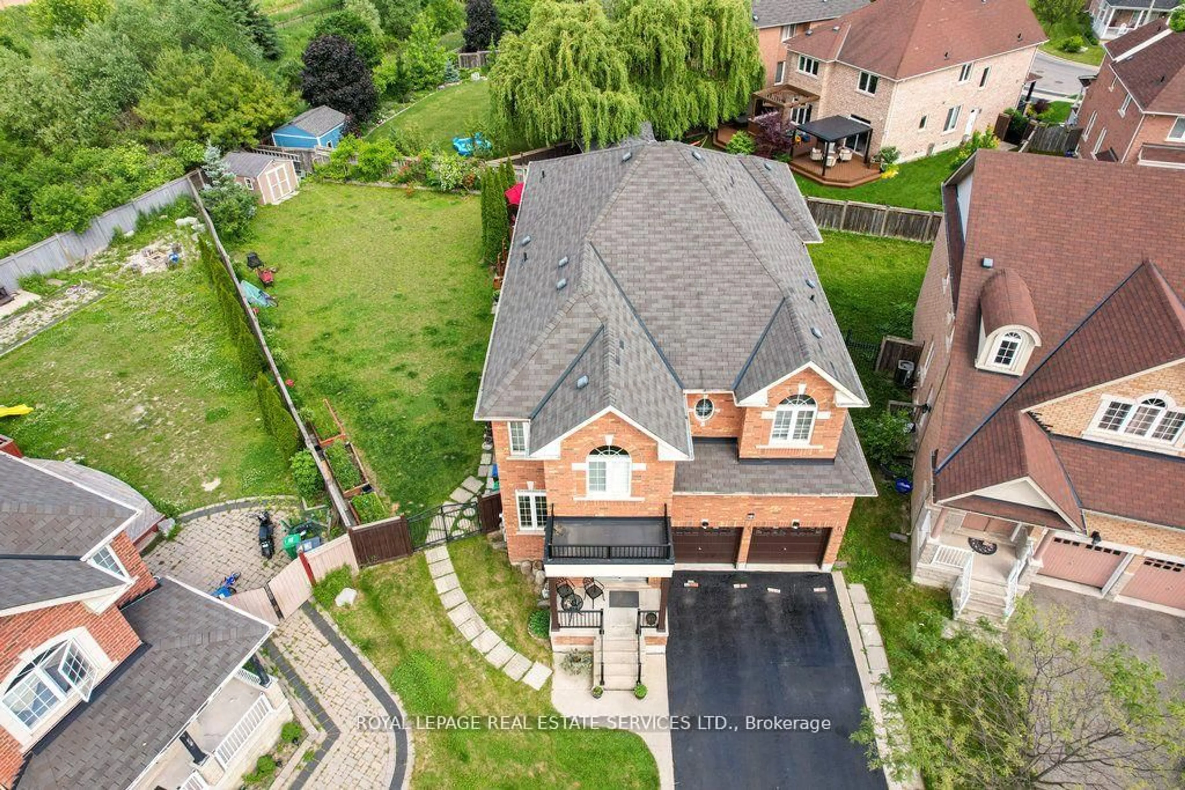 A pic from outside/outdoor area/front of a property/back of a property/a pic from drone, street for 44 Game Creek Cres, Brampton Ontario L7A 0K3
