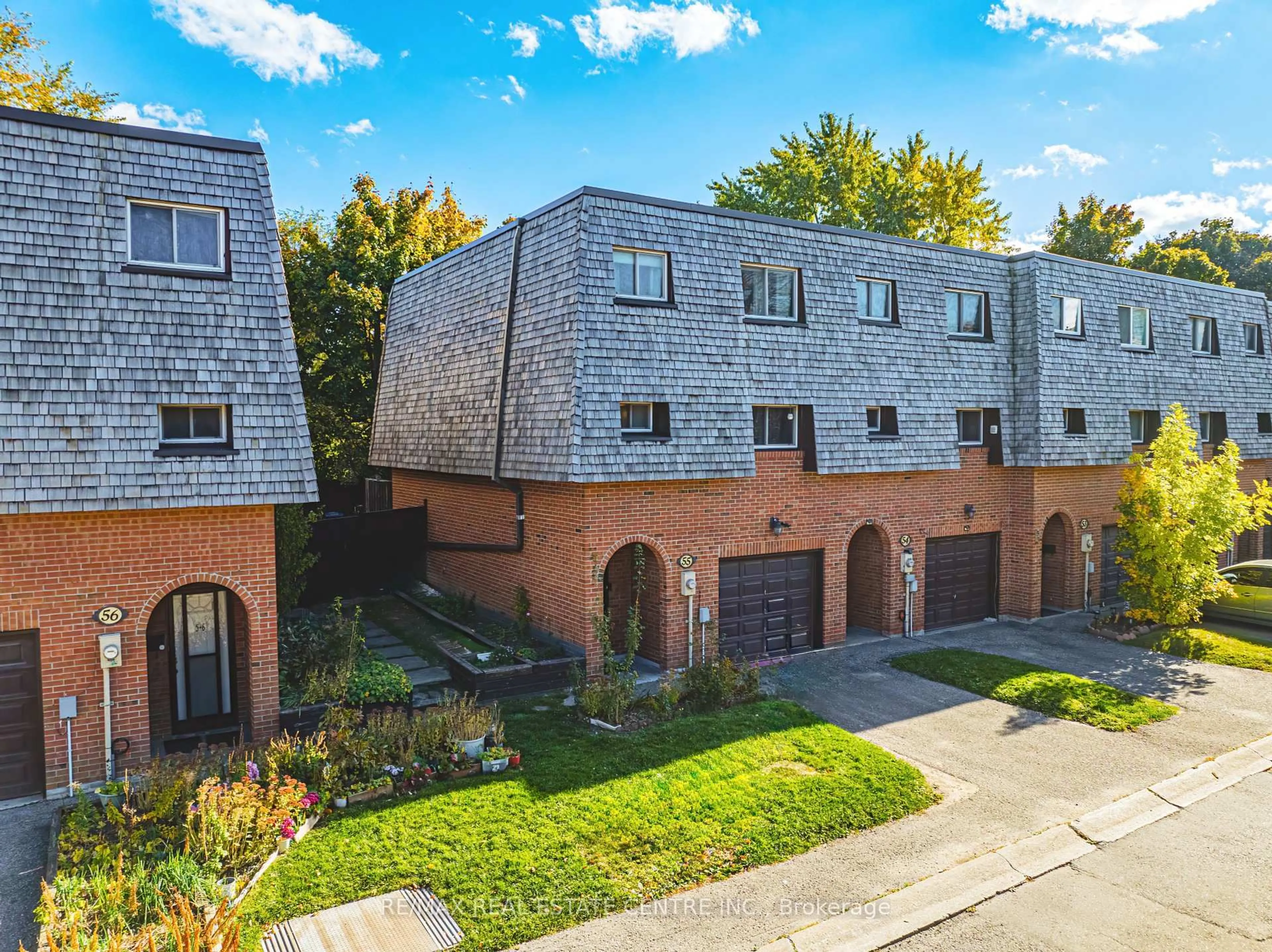 A pic from outside/outdoor area/front of a property/back of a property/a pic from drone, street for 55 Briar Path, Brampton Ontario L6T 2A3