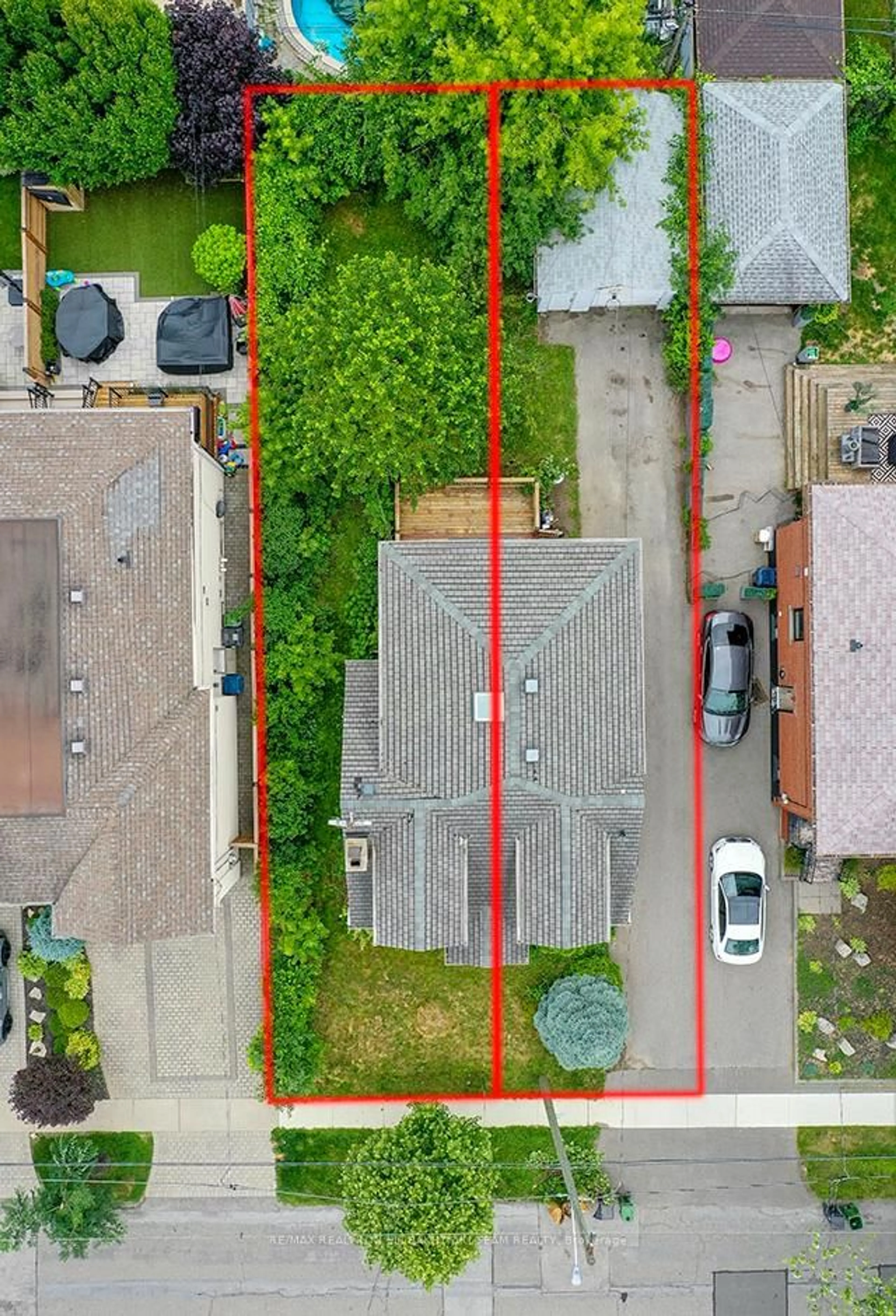 A pic from outside/outdoor area/front of a property/back of a property/a pic from drone, street for 29 Roseland Dr, Toronto Ontario M8W 1Y3