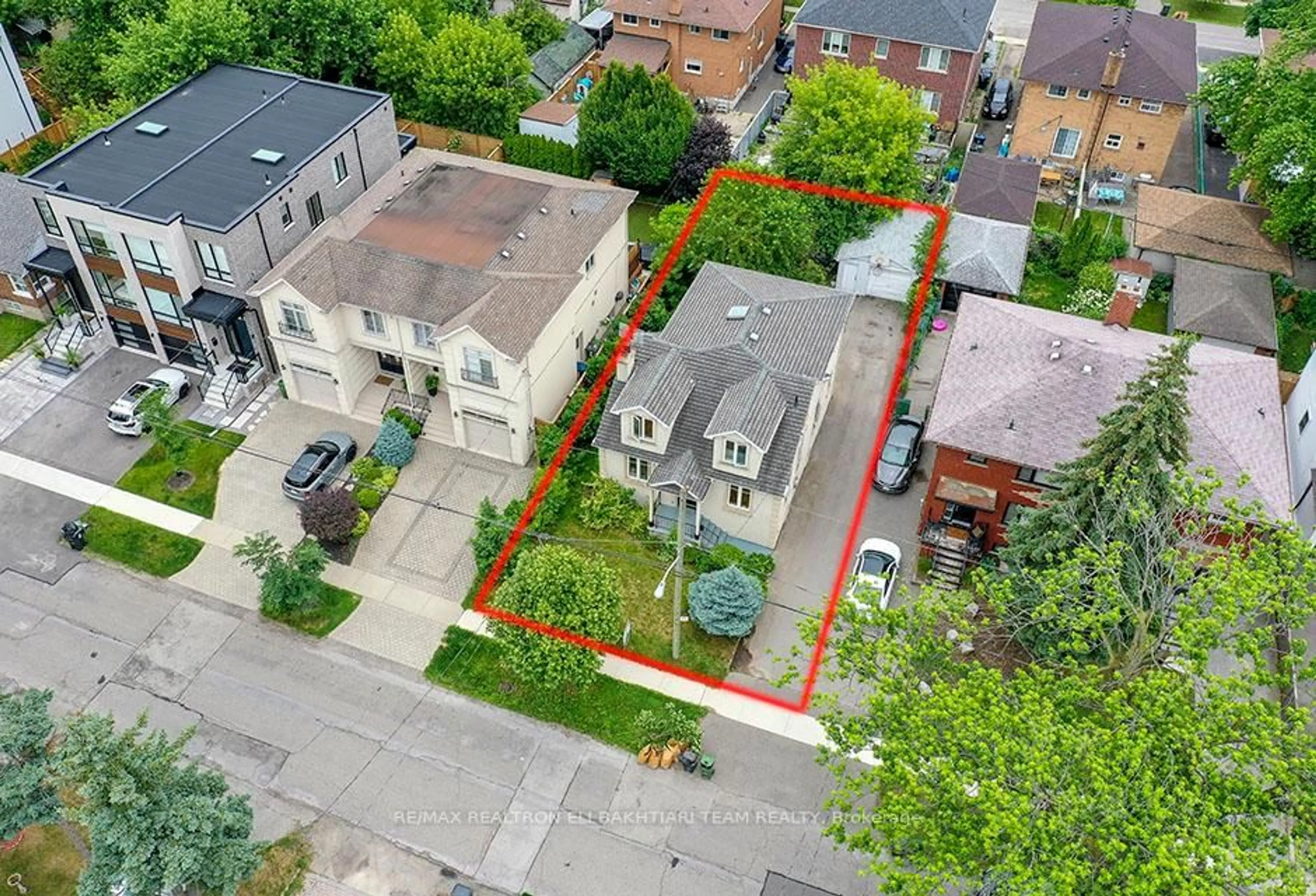 A pic from outside/outdoor area/front of a property/back of a property/a pic from drone, street for 29 Roseland Dr, Toronto Ontario M8W 1Y3