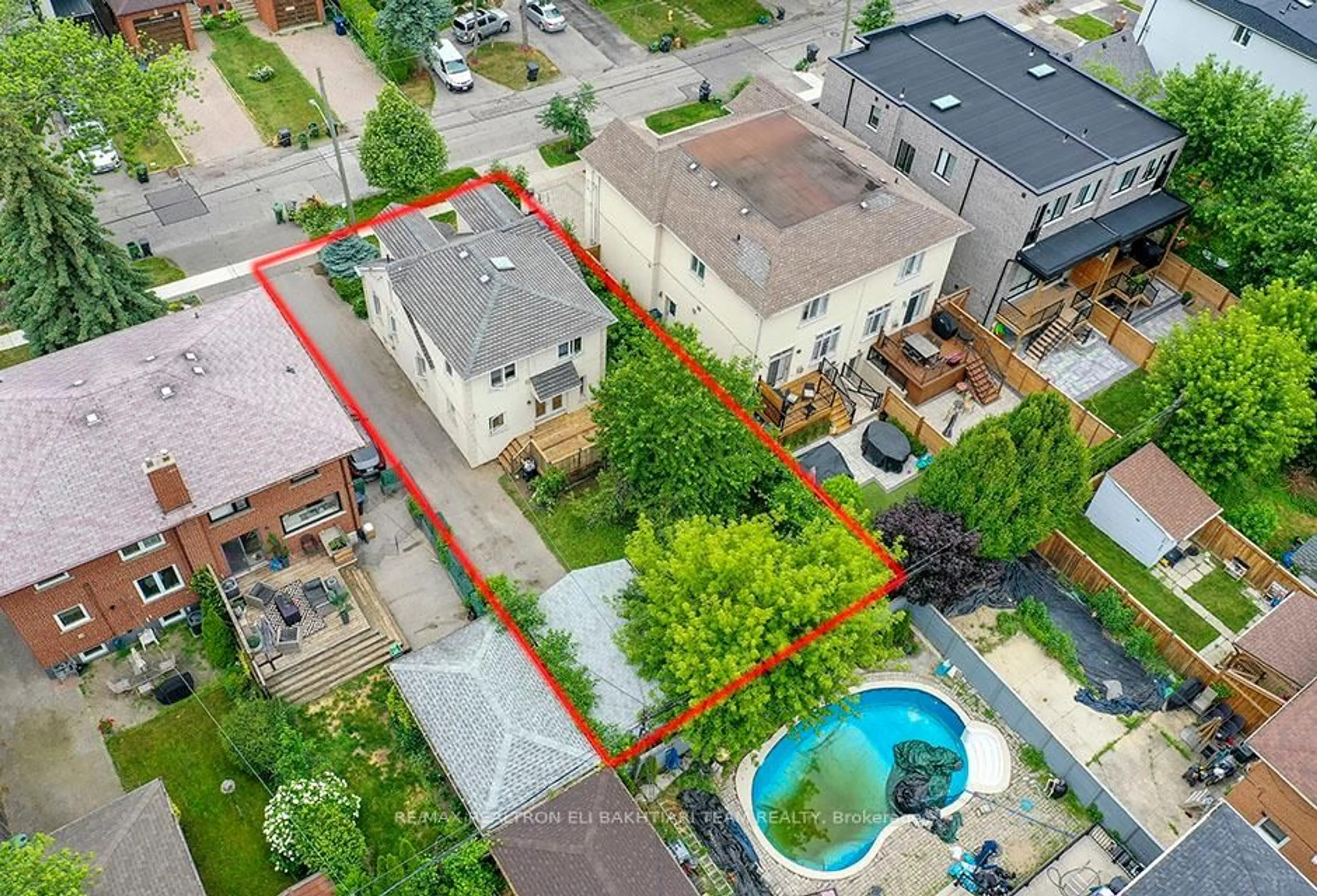A pic from outside/outdoor area/front of a property/back of a property/a pic from drone, street for 29 Roseland Dr, Toronto Ontario M8W 1Y3