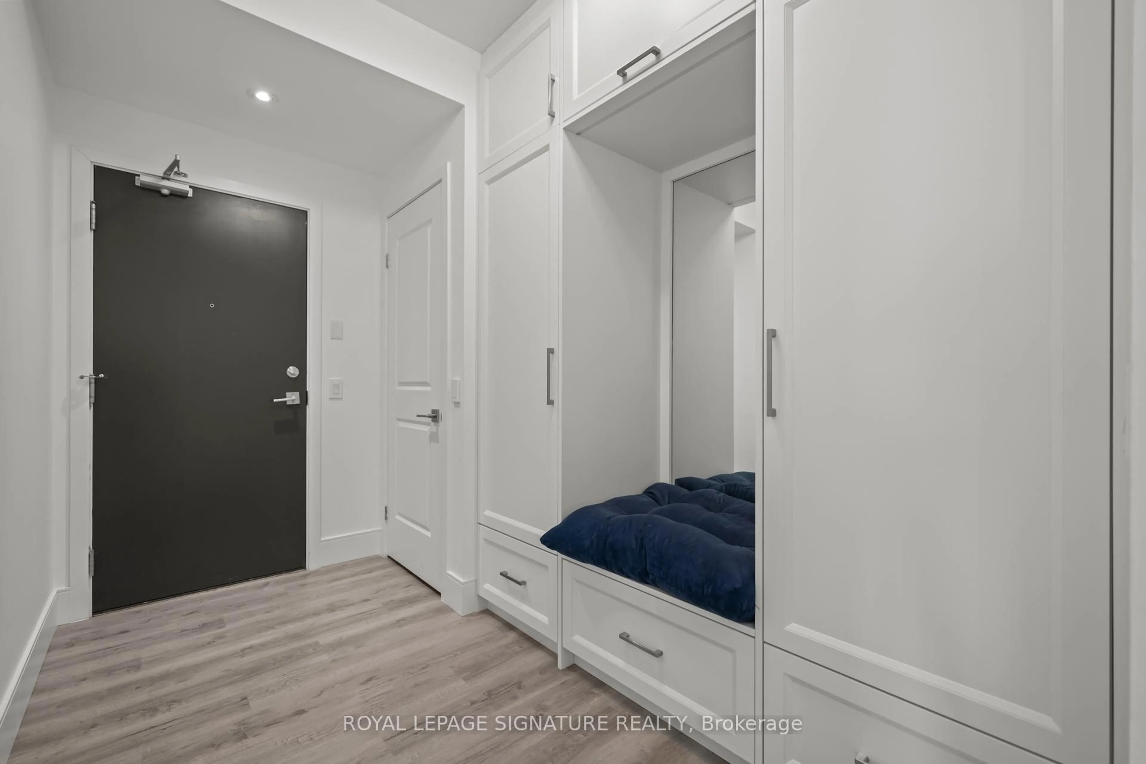Indoor entryway for 10 Parklawn Rd #3109, Toronto Ontario M8V 0H9