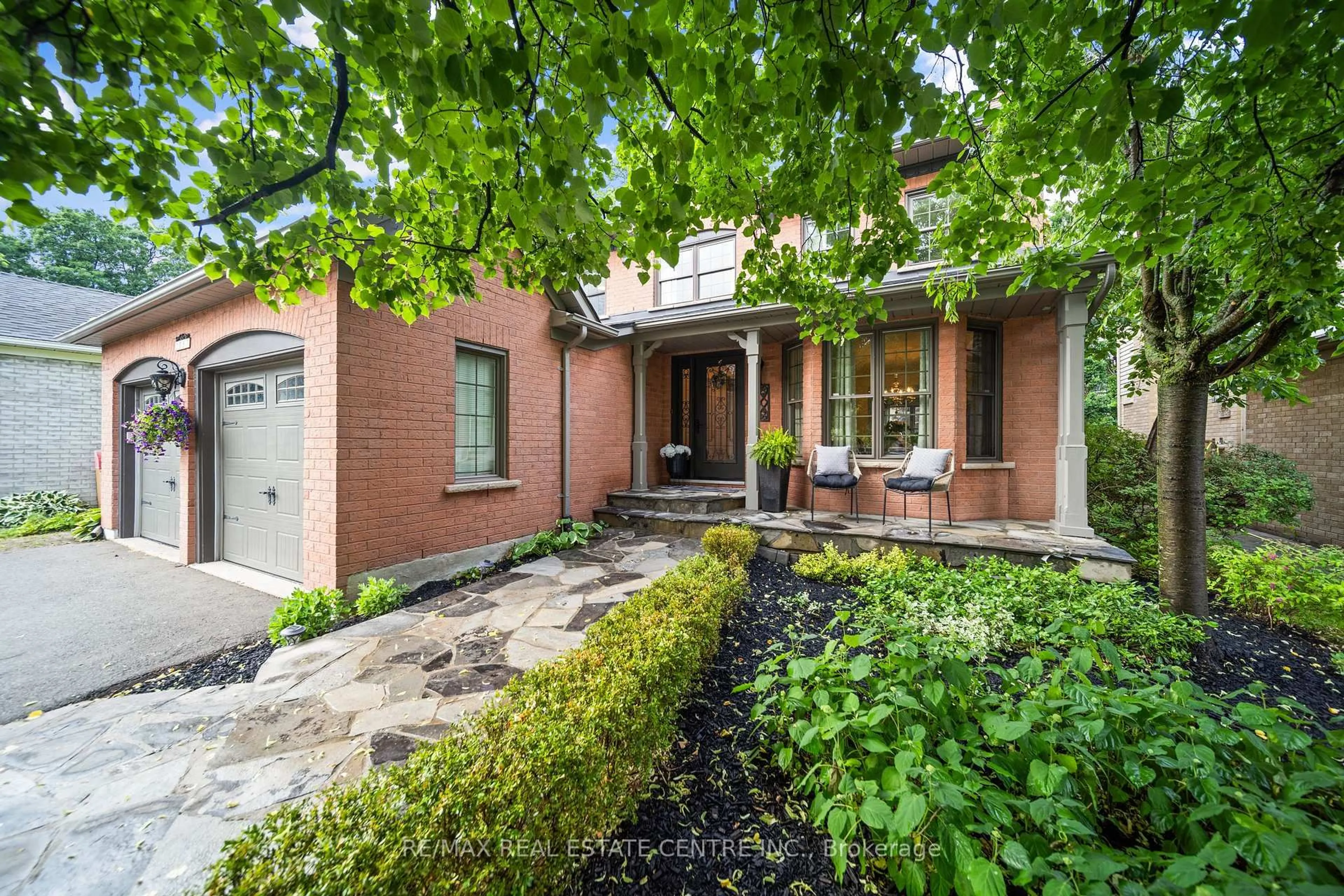 Home with brick exterior material, street for 2067 Annette Crt, Burlington Ontario L7M 3W1