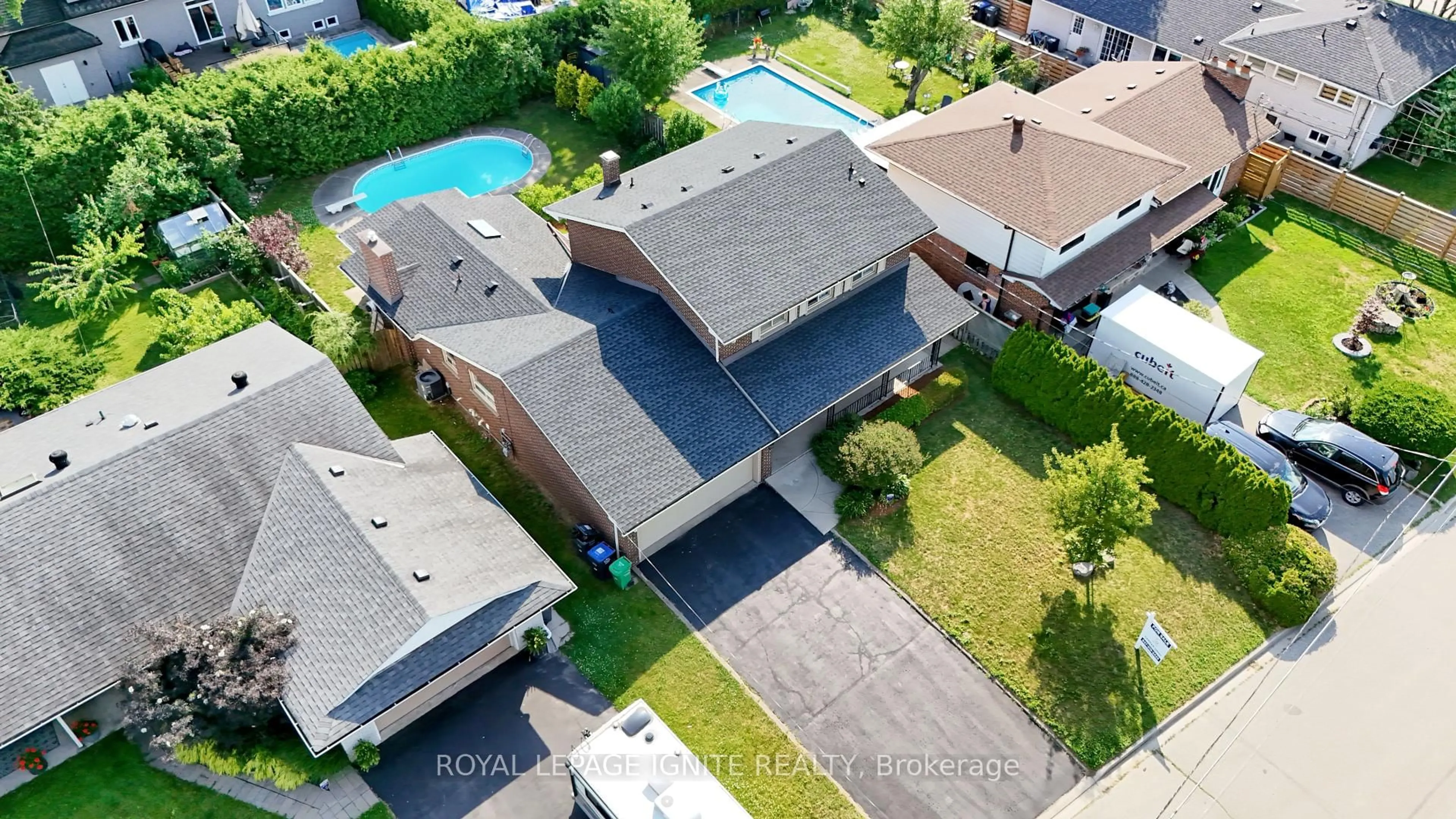 A pic from outside/outdoor area/front of a property/back of a property/a pic from drone, street for 2092 Sava Cres, Mississauga Ontario L5A 1E1