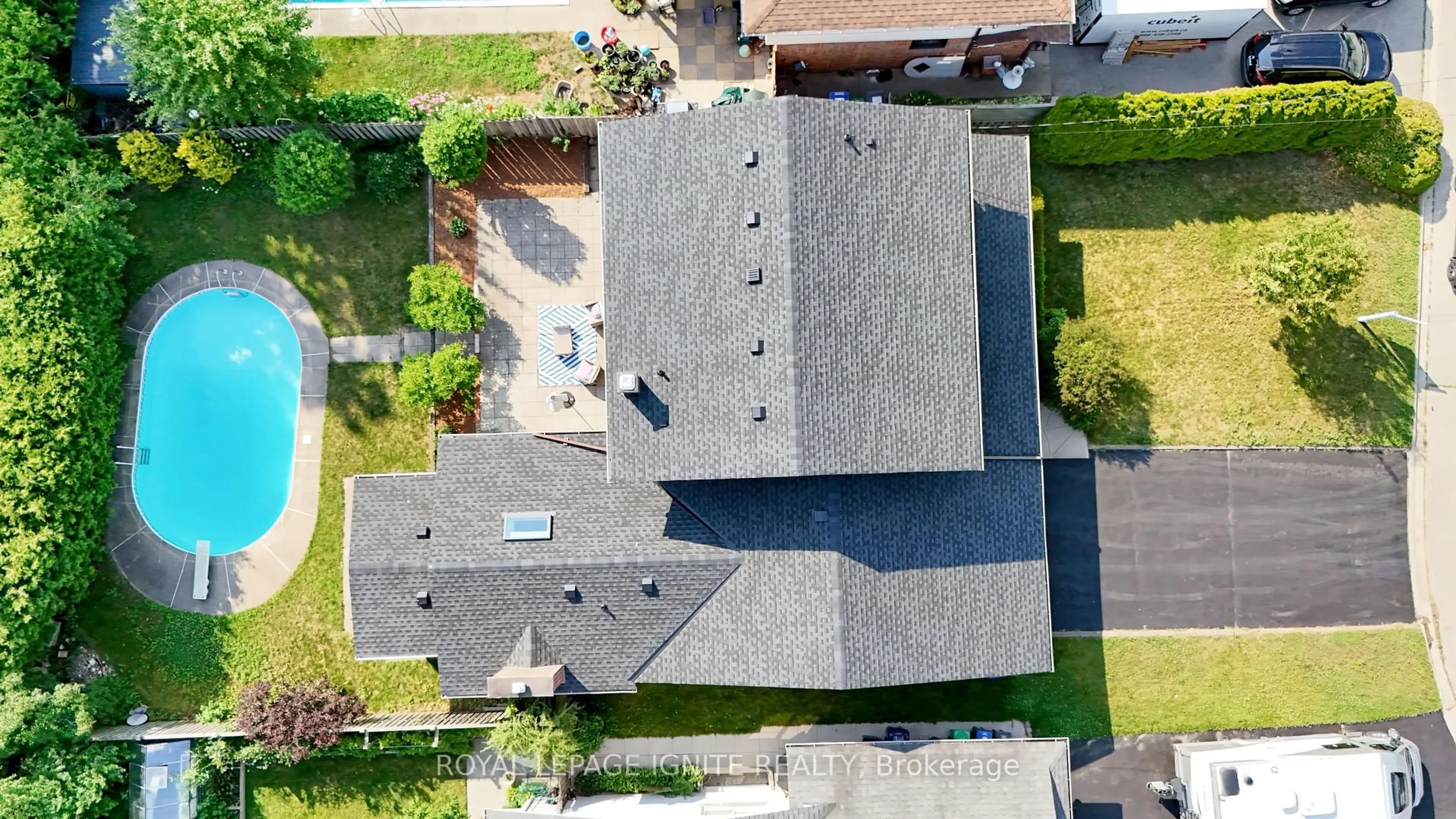 A pic from outside/outdoor area/front of a property/back of a property/a pic from drone, street for 2092 Sava Cres, Mississauga Ontario L5A 1E1