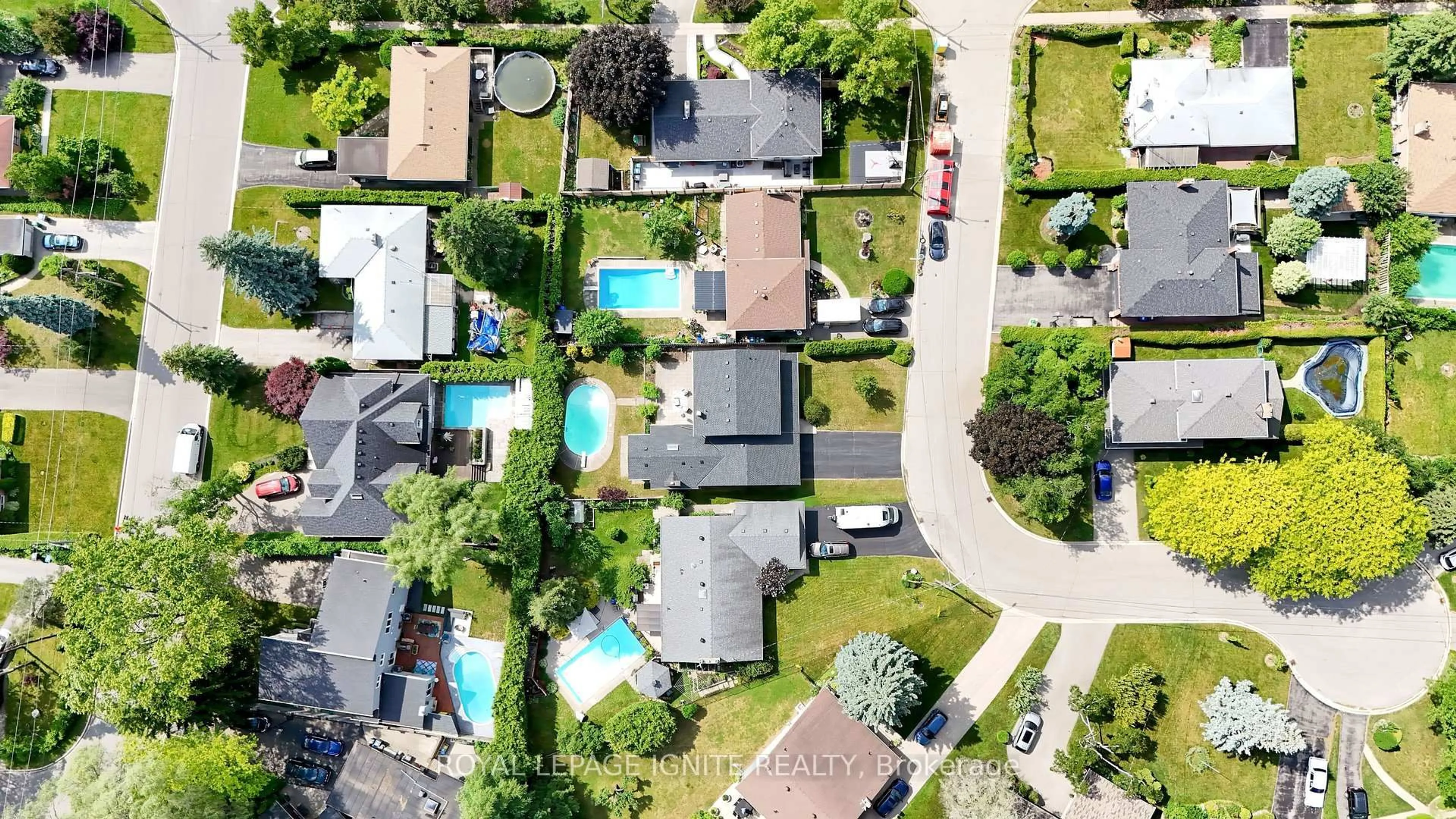 A pic from outside/outdoor area/front of a property/back of a property/a pic from drone, street for 2092 Sava Cres, Mississauga Ontario L5A 1E1