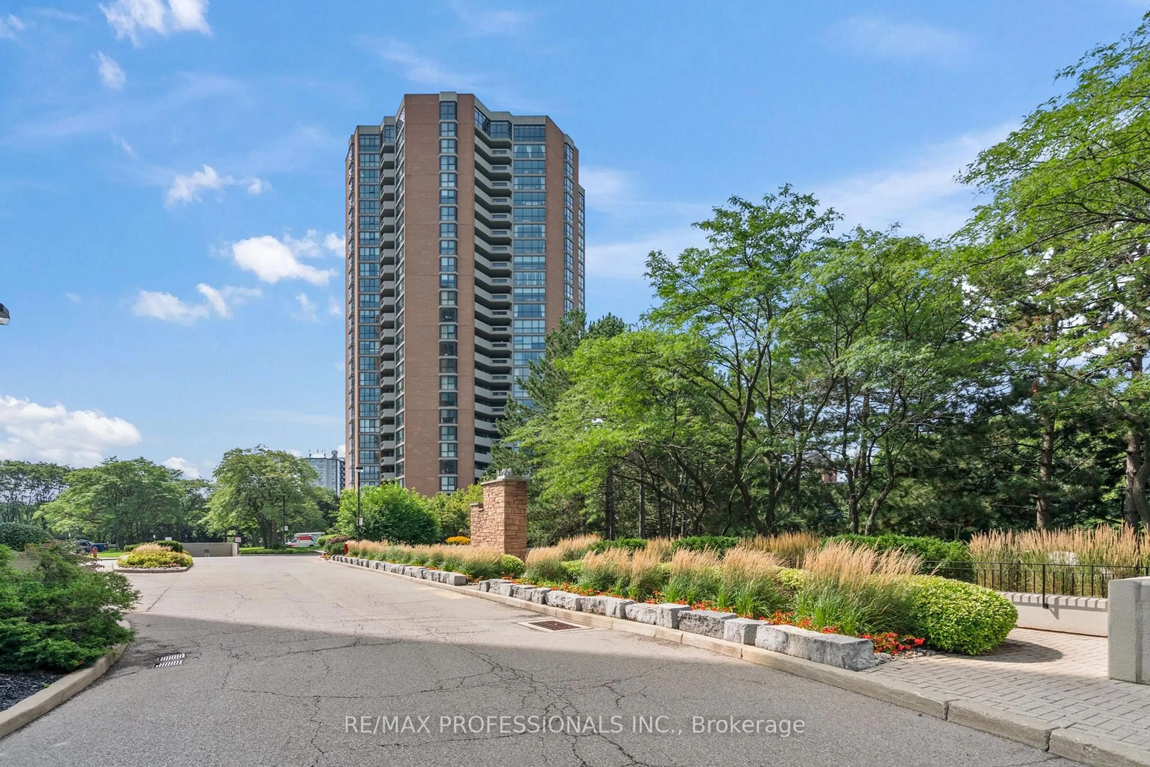 A pic from outside/outdoor area/front of a property/back of a property/a pic from drone, unknown for 2000 Islington Ave #912, Toronto Ontario M9P 3S7