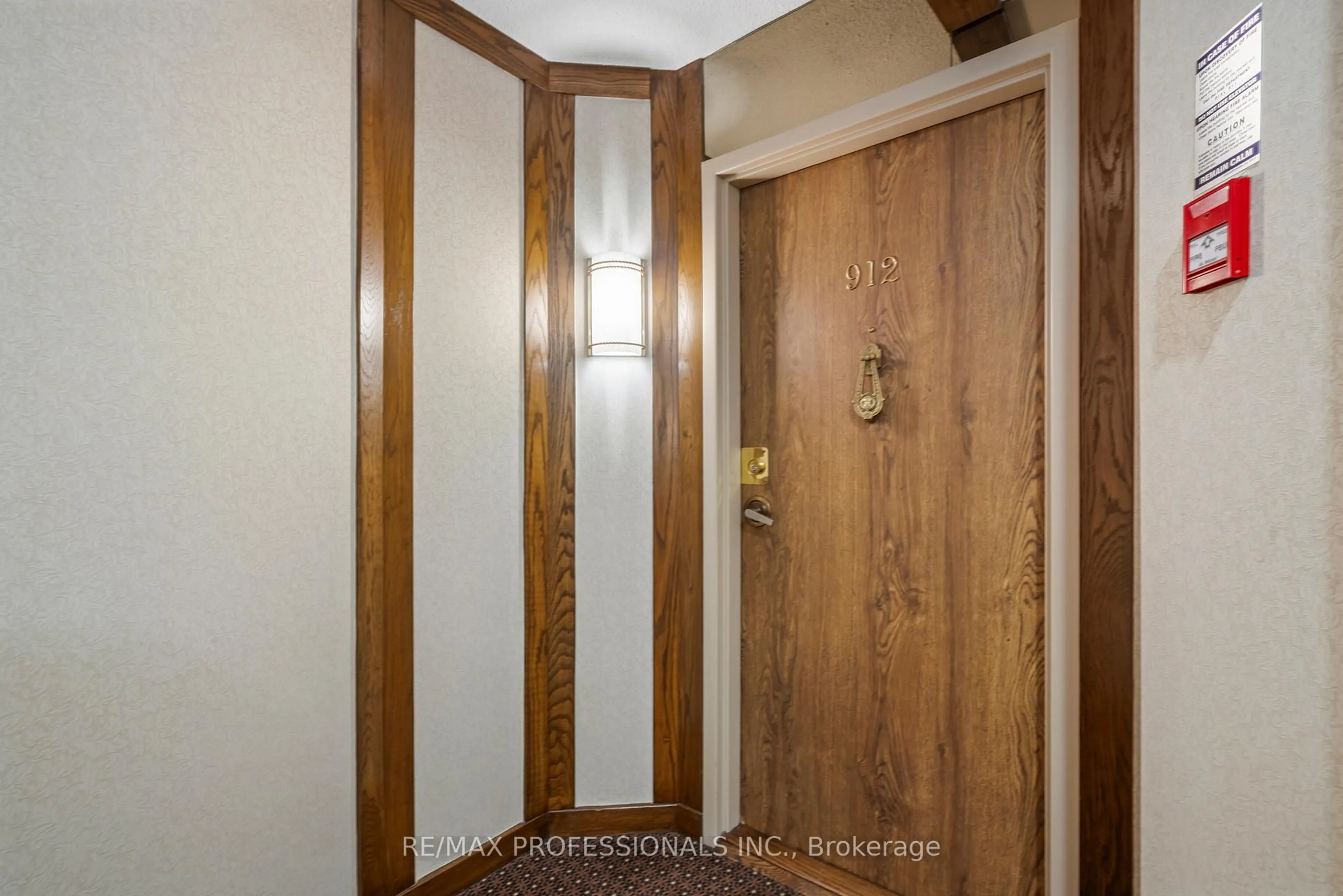 Indoor foyer for 2000 Islington Ave #912, Toronto Ontario M9P 3S7