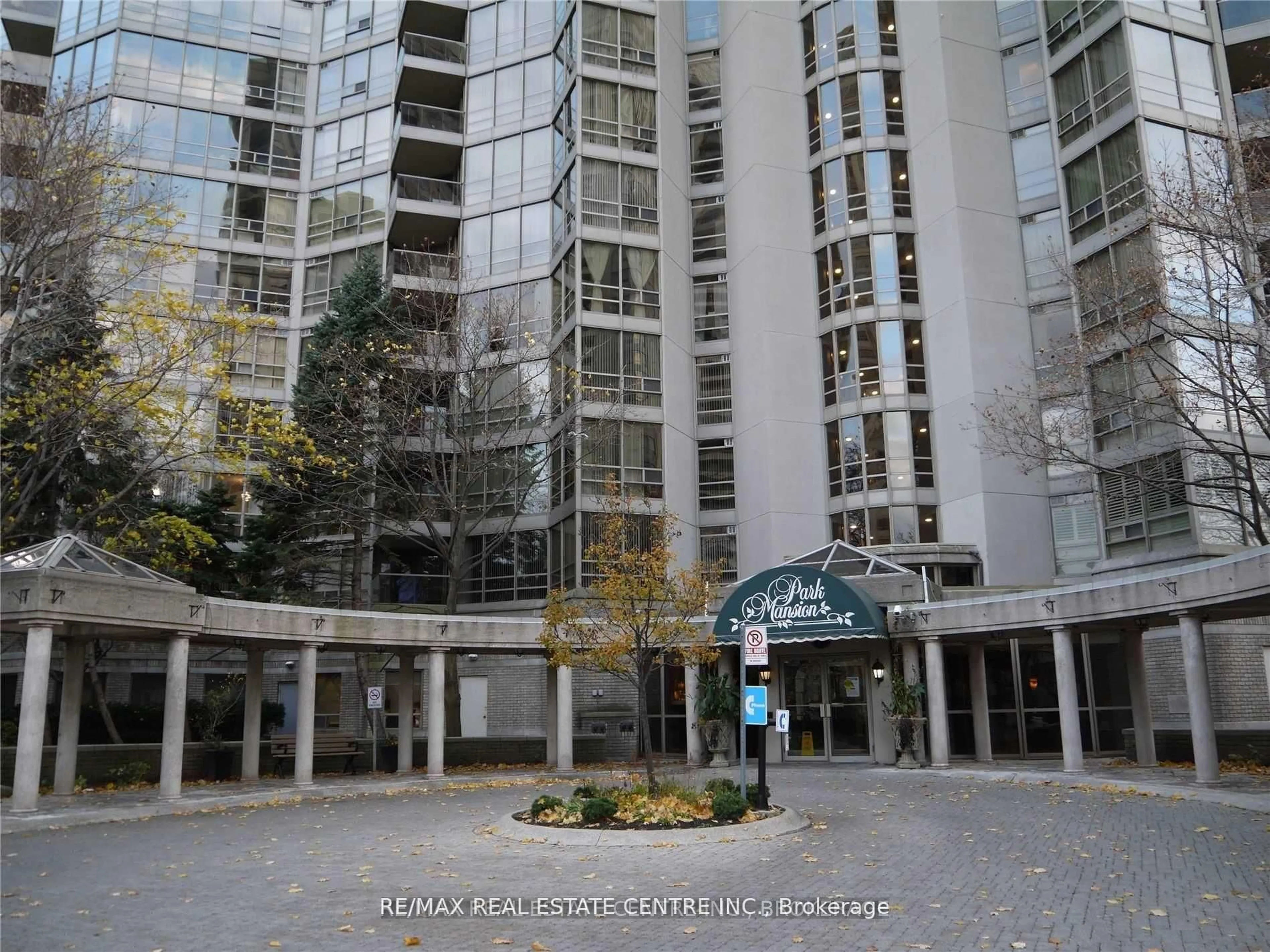 Indoor foyer for 45 Kingsbridge Garden Circ #401, Mississauga Ontario L5R 3K4