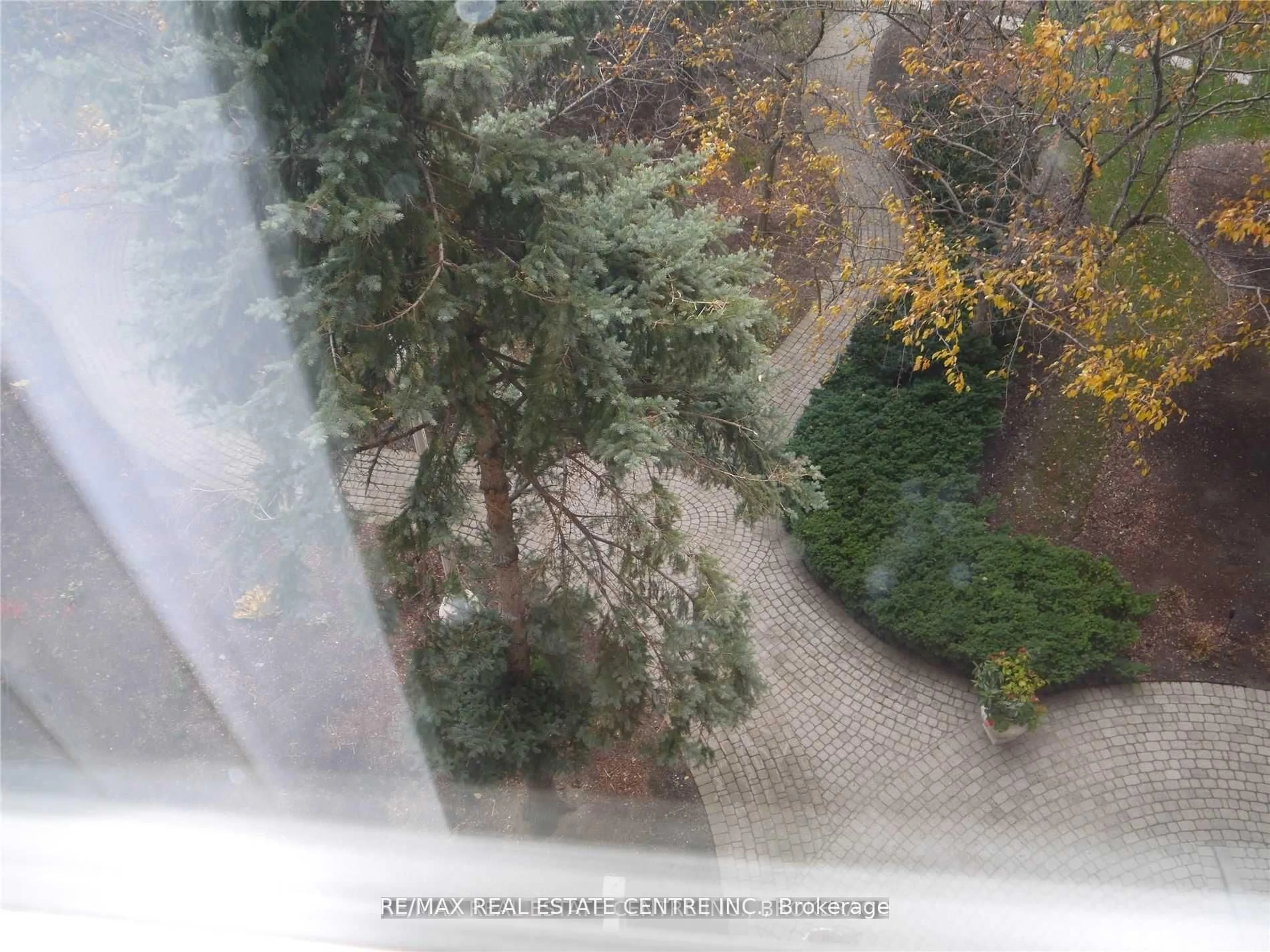 Blurry image for 45 Kingsbridge Garden Circ #401, Mississauga Ontario L5R 3K4