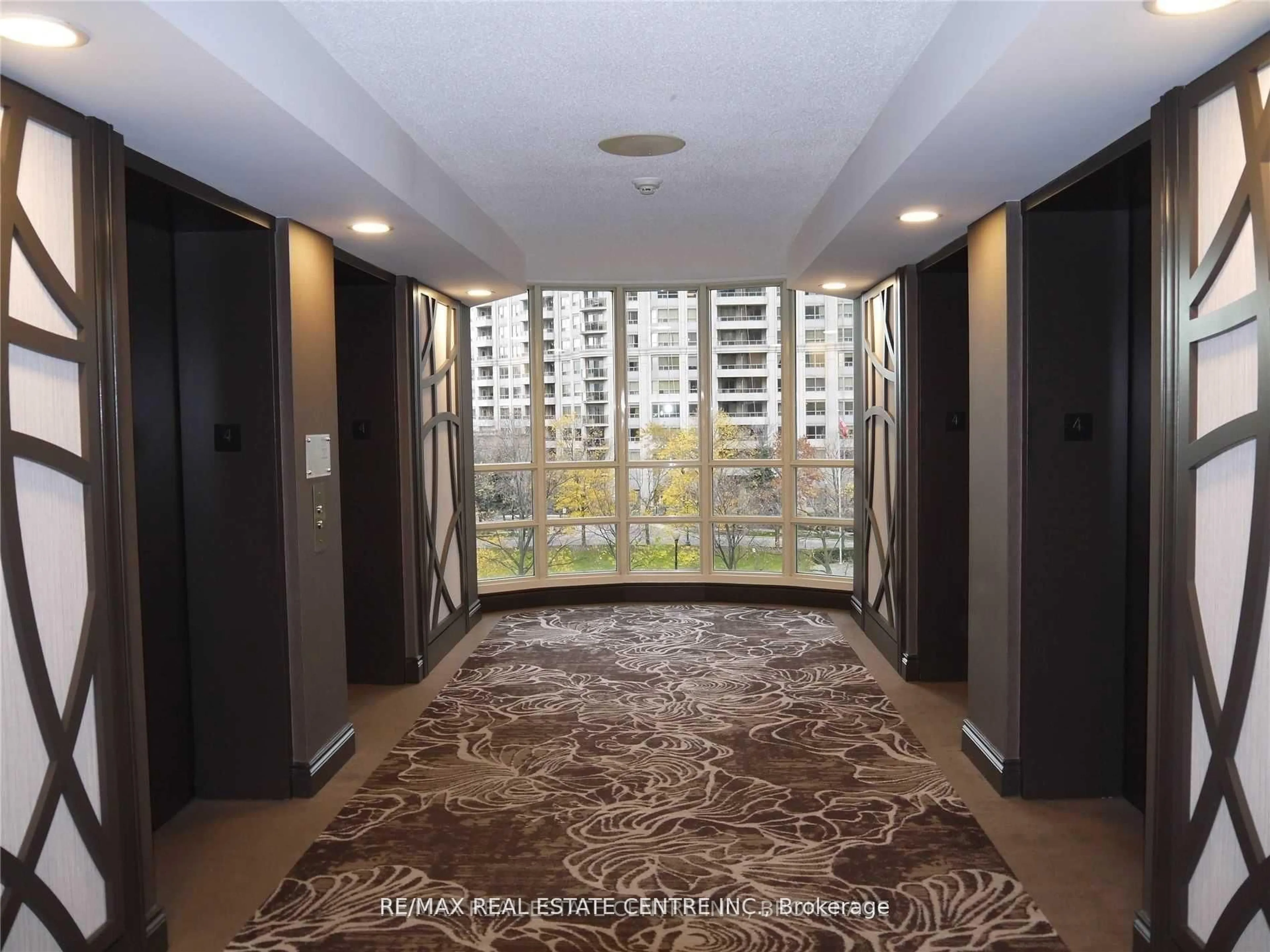 Indoor foyer for 45 Kingsbridge Garden Circ #401, Mississauga Ontario L5R 3K4
