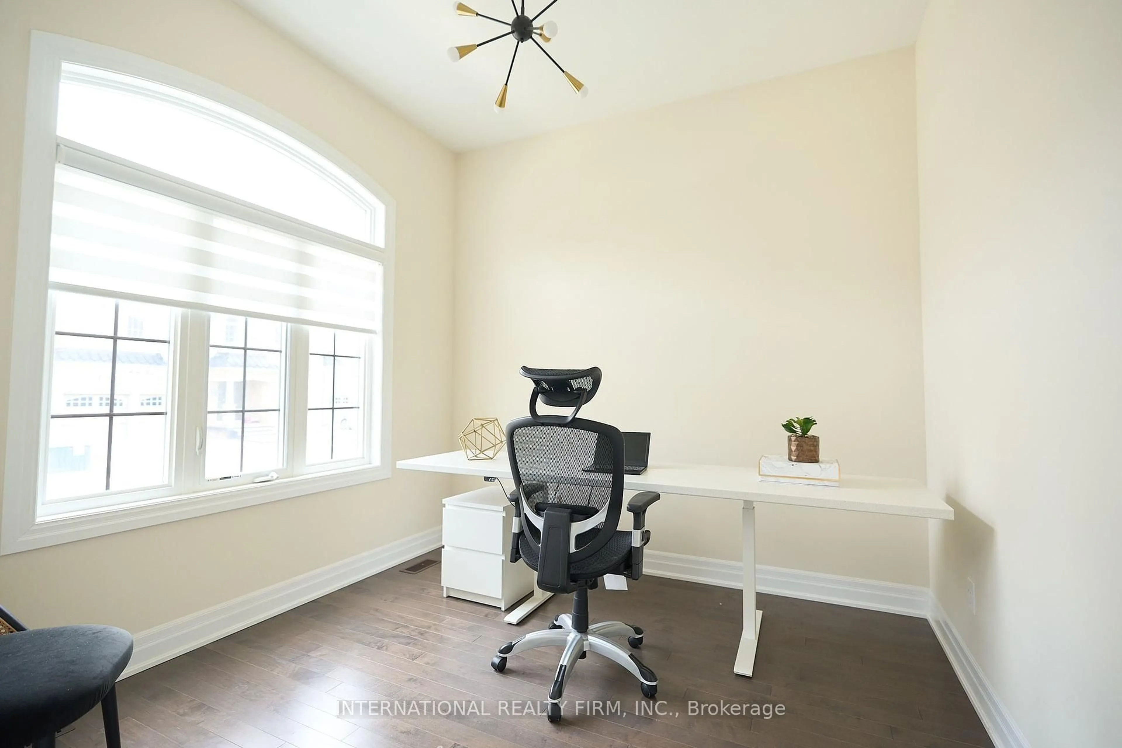 A pic of a room for 63 Merlin St, Oakville Ontario L6H 0Z4