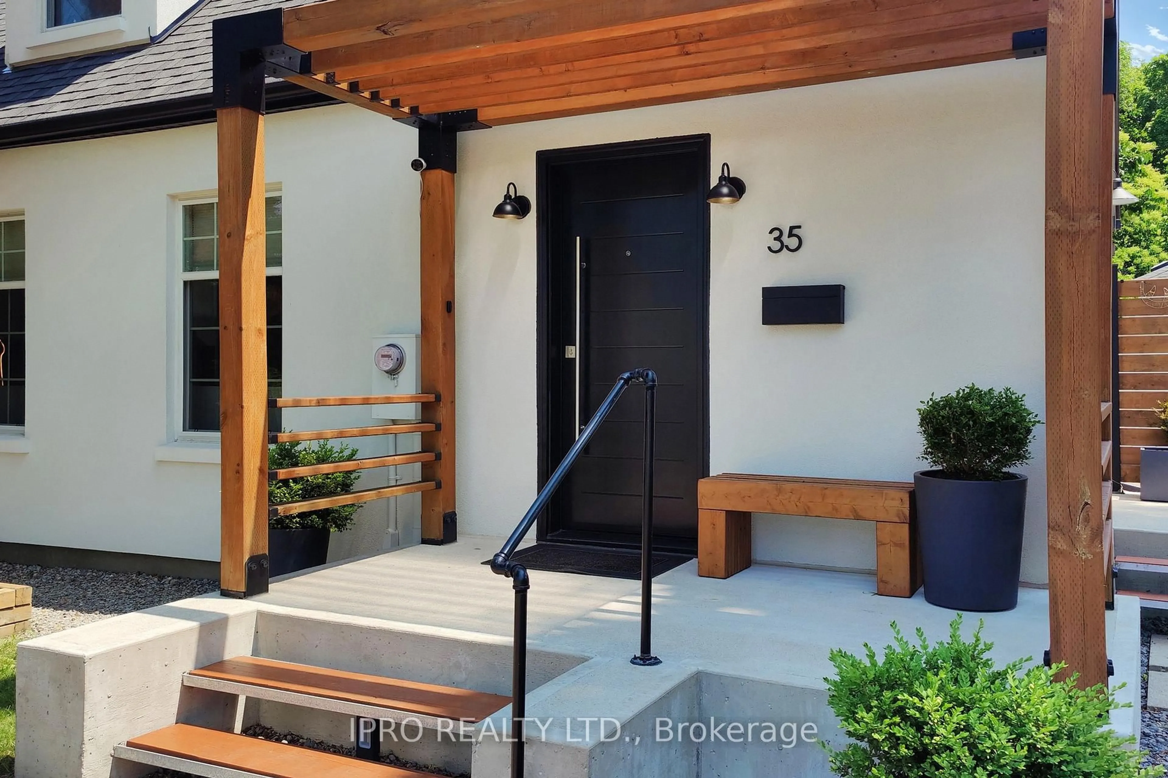 Indoor entryway for 35 Clarence St, Brampton Ontario L6W 1S2