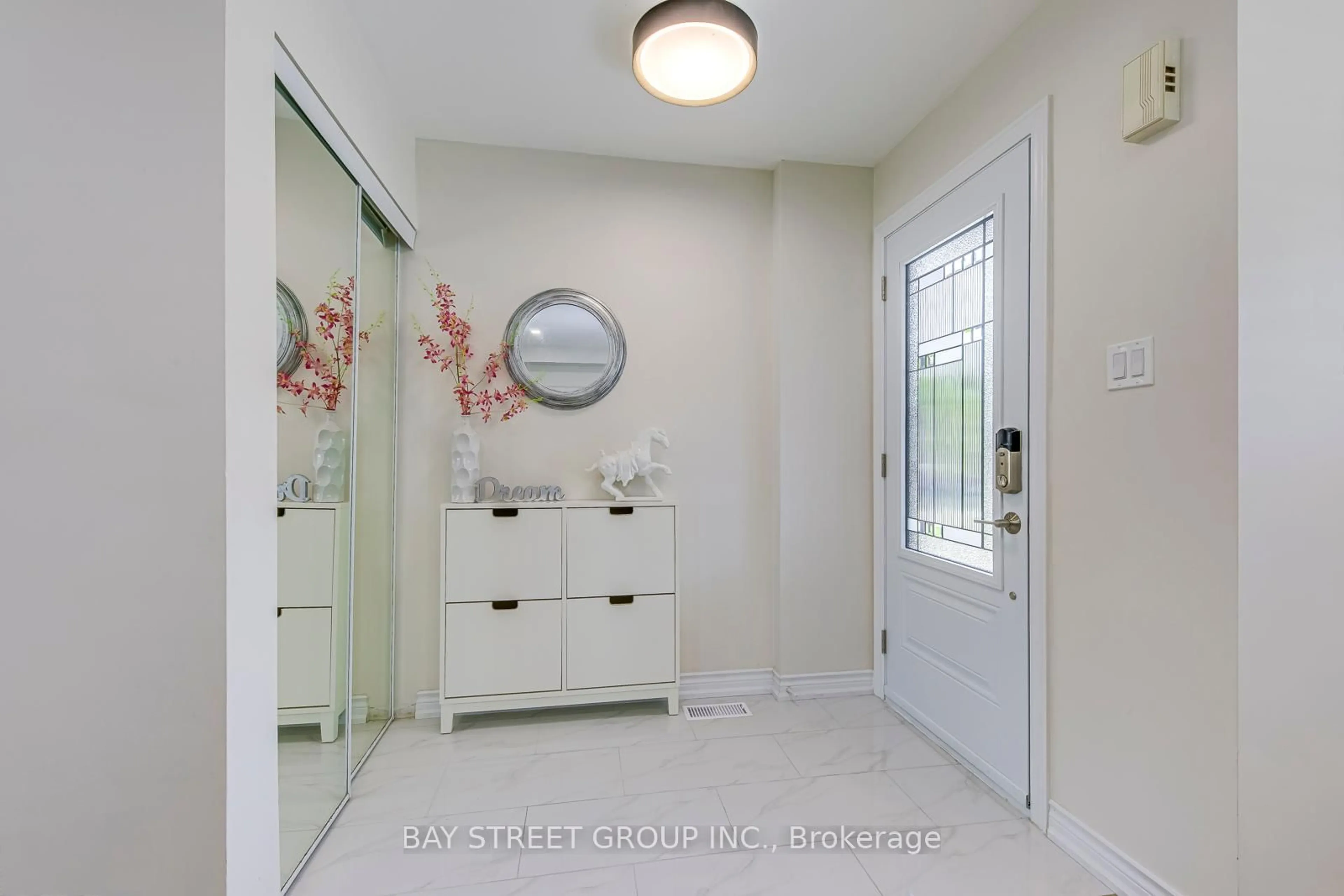 Indoor entryway for 5434 Rochelle Way, Mississauga Ontario L5M 6N4